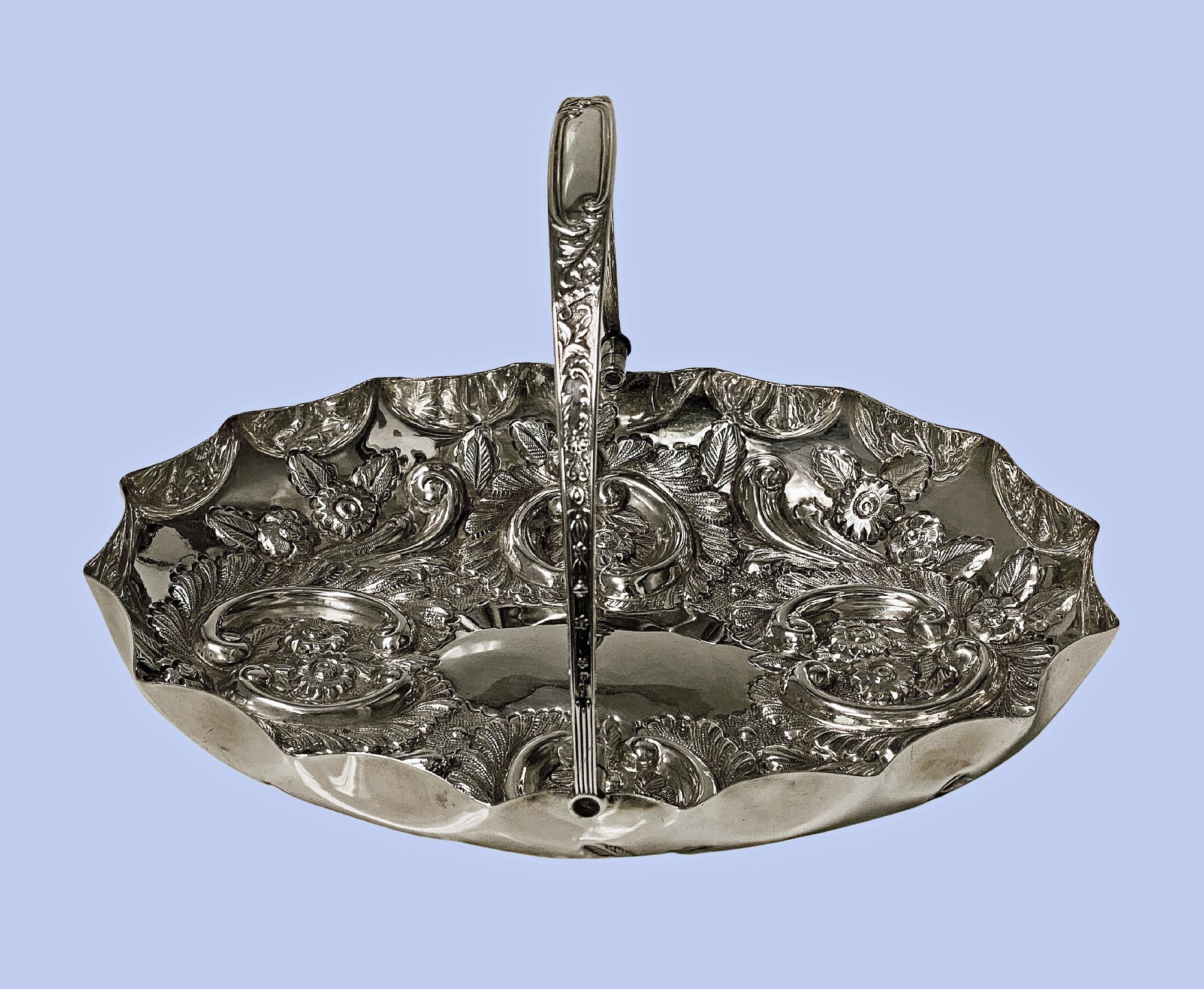 Antique corbeille à fruits en argent sterling anglais, Birmingham 1902, Bennett Ltd. Le panier ovale avec une bordure festonnée, le centre uni avec un entourage de fruits et de feuillages repoussés très élaborés. Mesures : 10.00 x 7.50 x 6.00 pouces