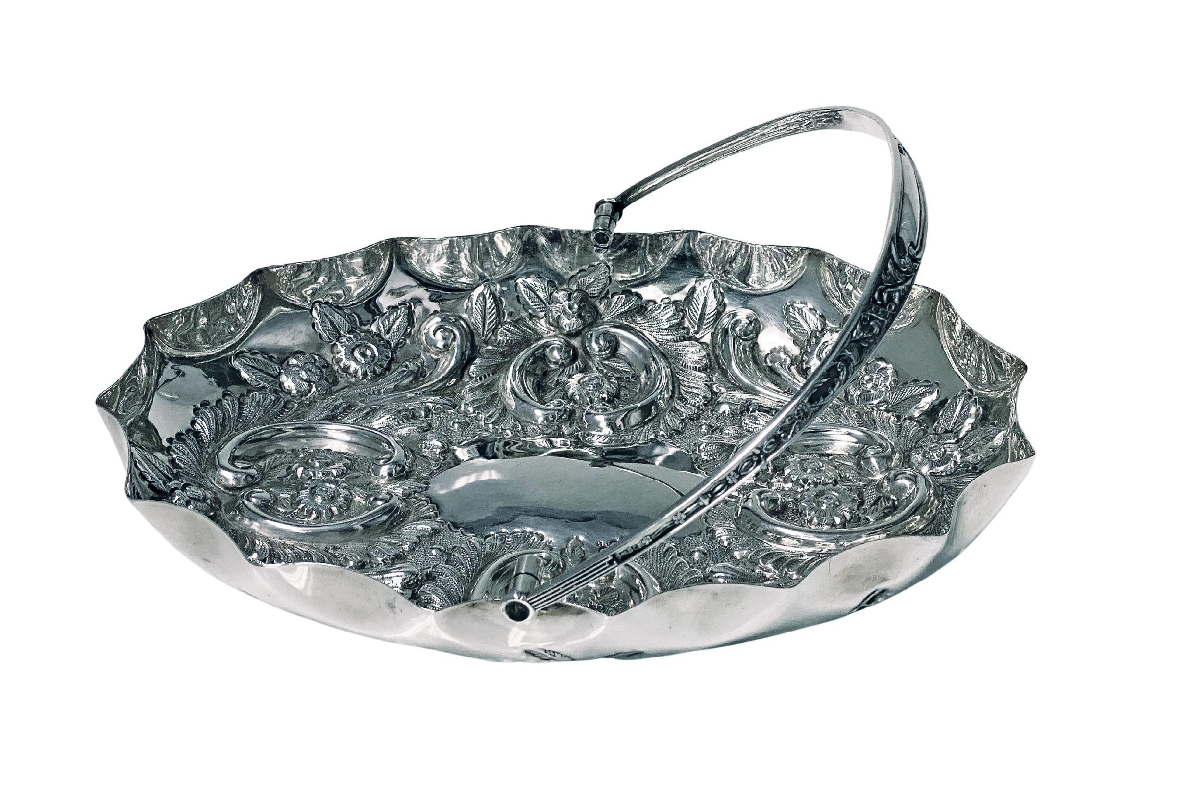 Antique English Sterling Silver Fruit Basket Birmingham 1902 In Good Condition For Sale In Toronto, Ontario