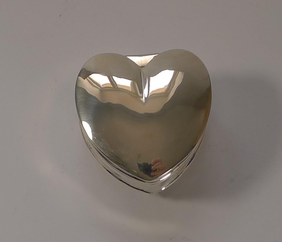 A wonderfully romantic heart shaped jewellery box made from English sterling silver fully hallmarked for London 1911, a true antique example, 110 years old.

The makers mark is also present for the silversmith, Robert Pringle.

The hinged lid is