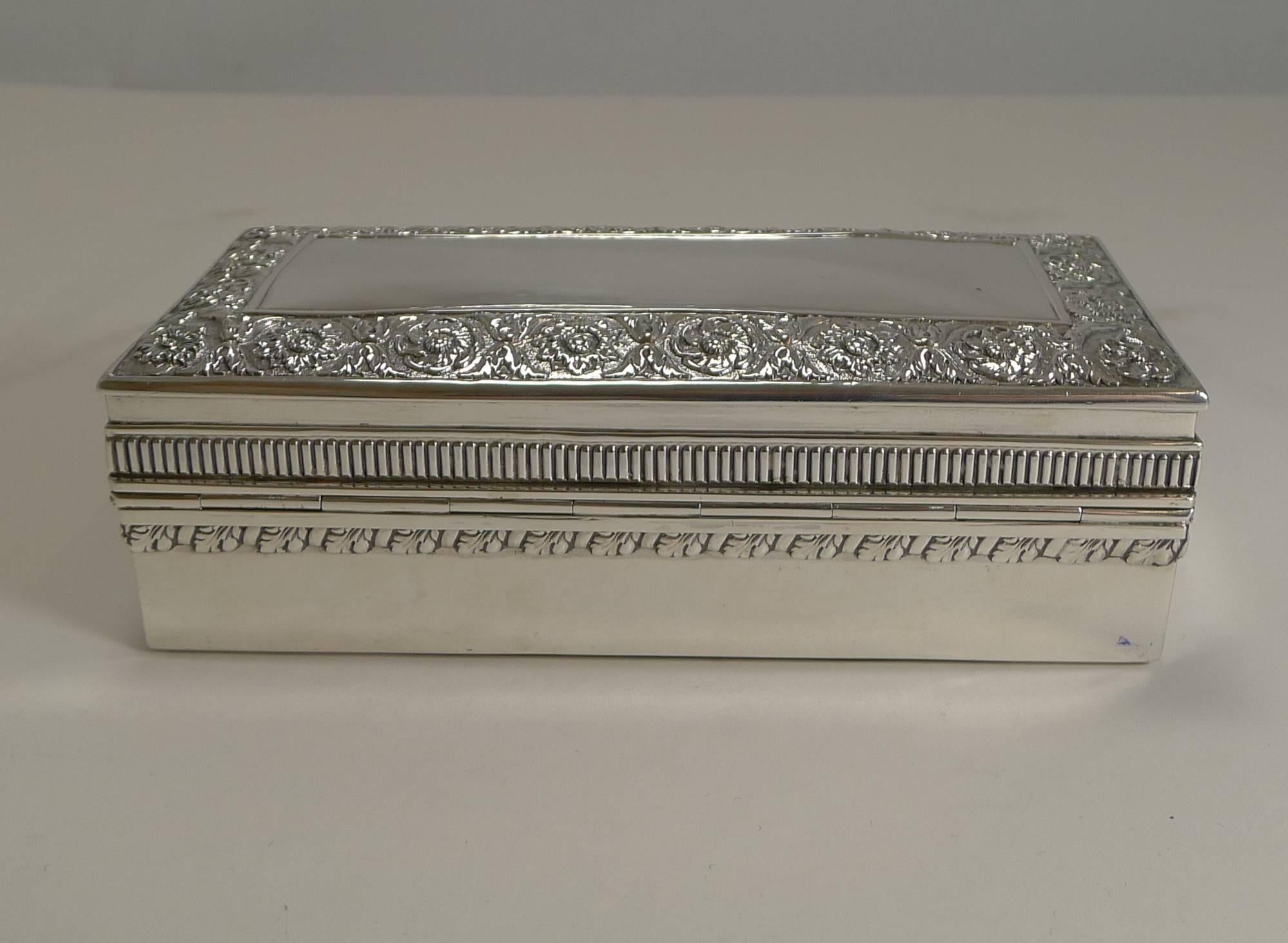 Eine atemberaubende spätviktorianische Schmuckschatulle aus englischem Sterlingsilber:: vollständig gestempelt für London 1895:: eine echte viktorianische Ära. Auch die Initialen des berühmten Silberschmieds William Hutton and Sons sind zu sehen.