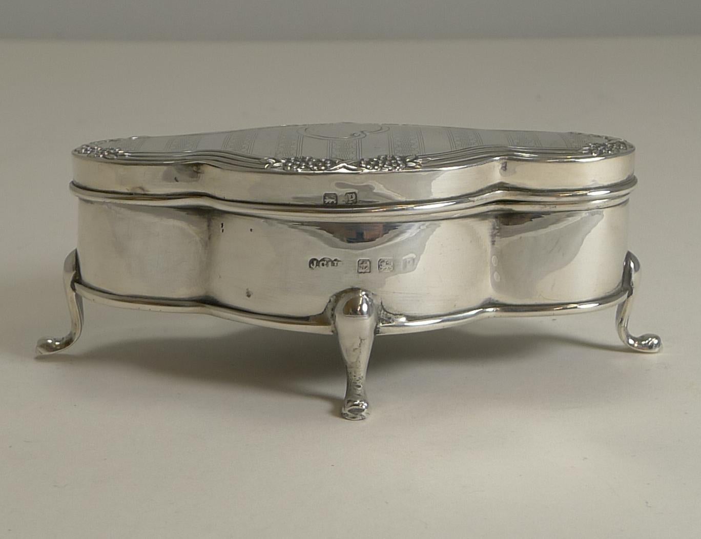 Antique English Sterling Silver Jewelry or Ring Box, 1914 In Good Condition In Bath, GB