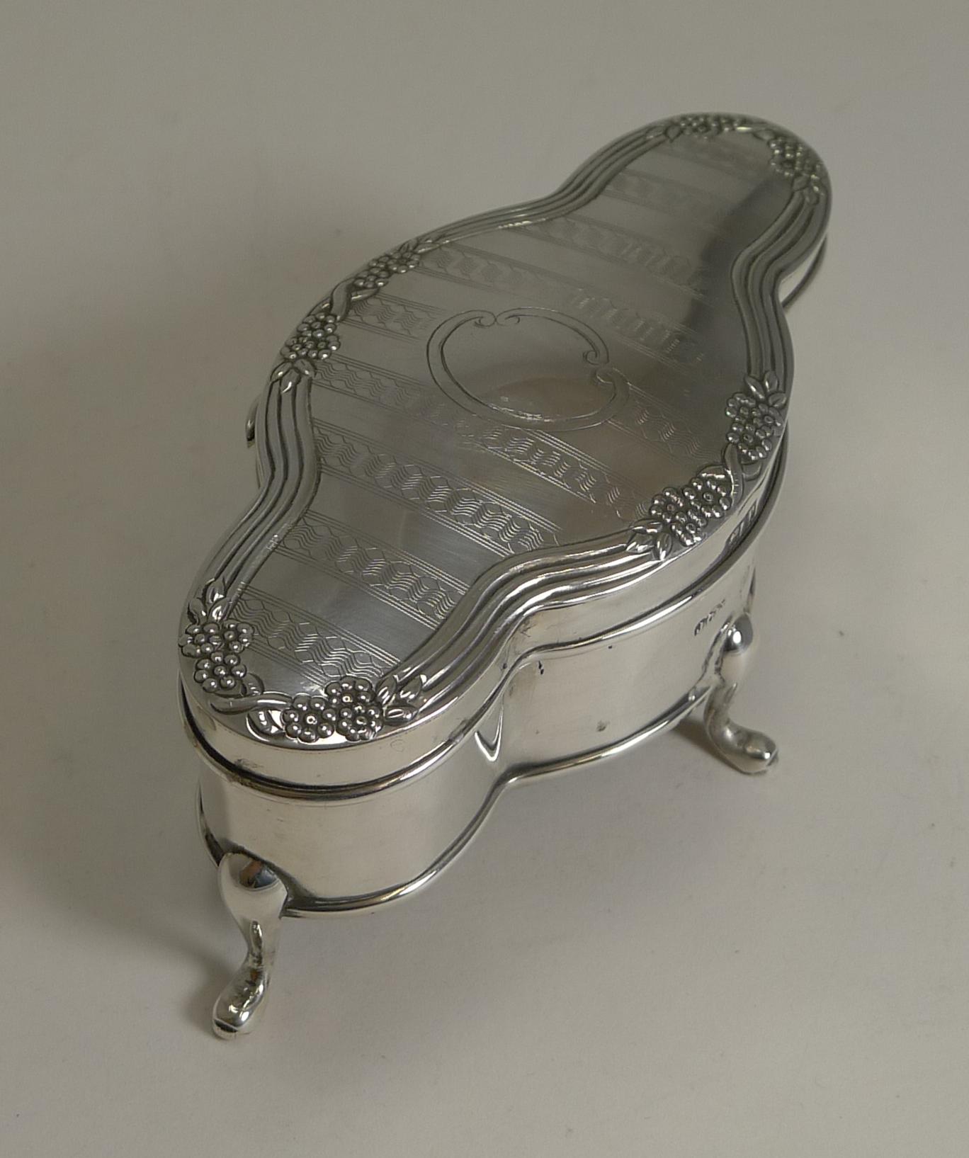 Early 20th Century Antique English Sterling Silver Jewelry or Ring Box, 1914