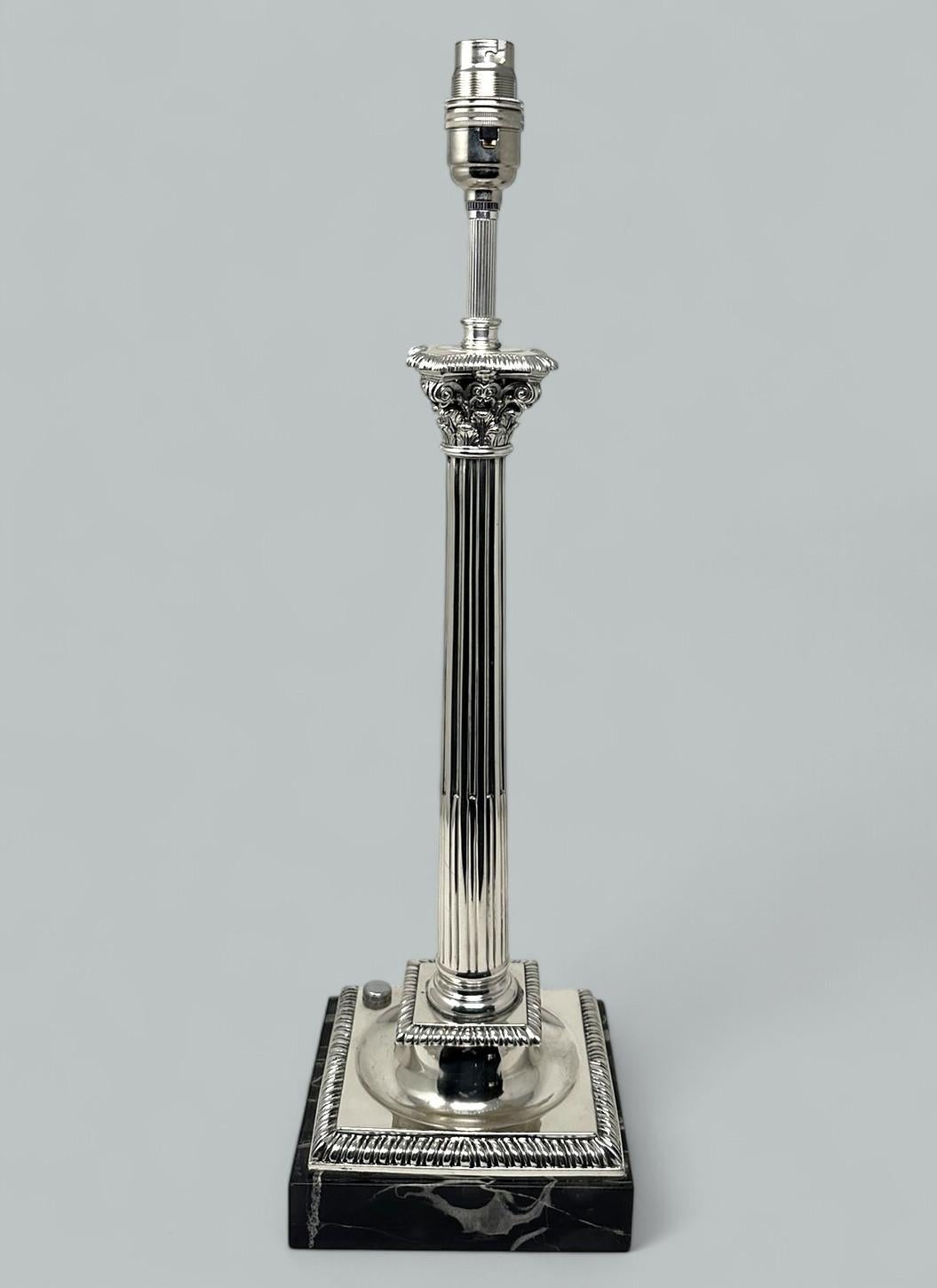 Absolut atemberaubend Meißel Cast Single Sterling Silber elektrische Tischlampe von schönen großen Proportionen. Um 1900.  
Marke von G H für einen englischen Silberschmied (nicht auffindbar) sowie STERLING, kein Datumsbuchstabe. 

Auf einem