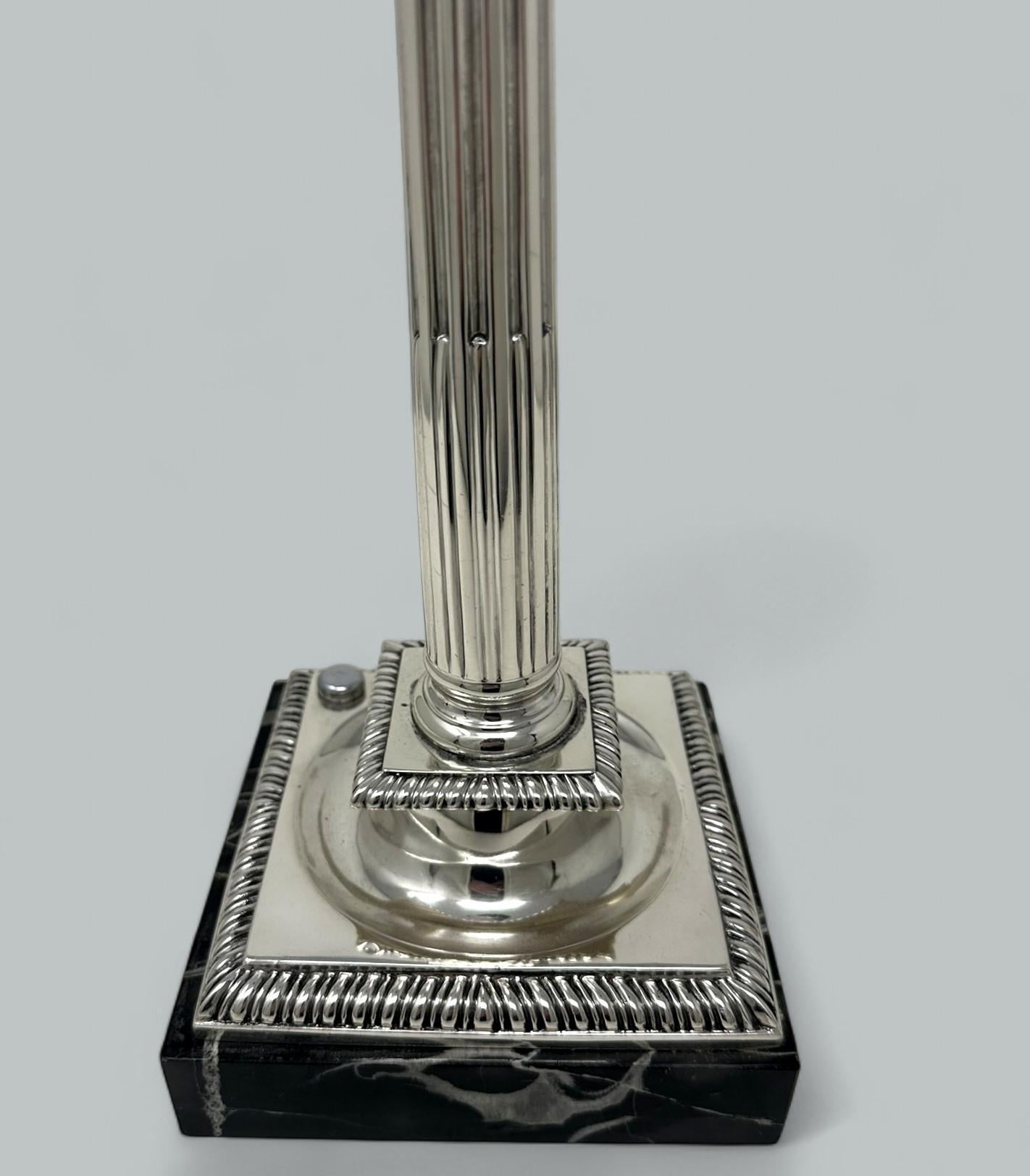 Antike englische Sterling Silber Marmor korinthische Säule Tischlampe (Edwardian) im Angebot