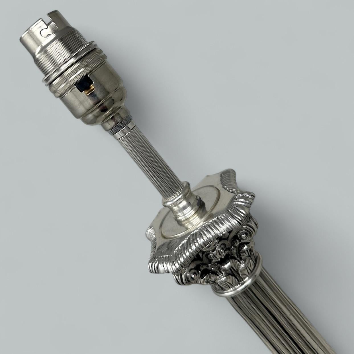Antike englische Sterling Silber Marmor korinthische Säule Tischlampe (Britisch) im Angebot