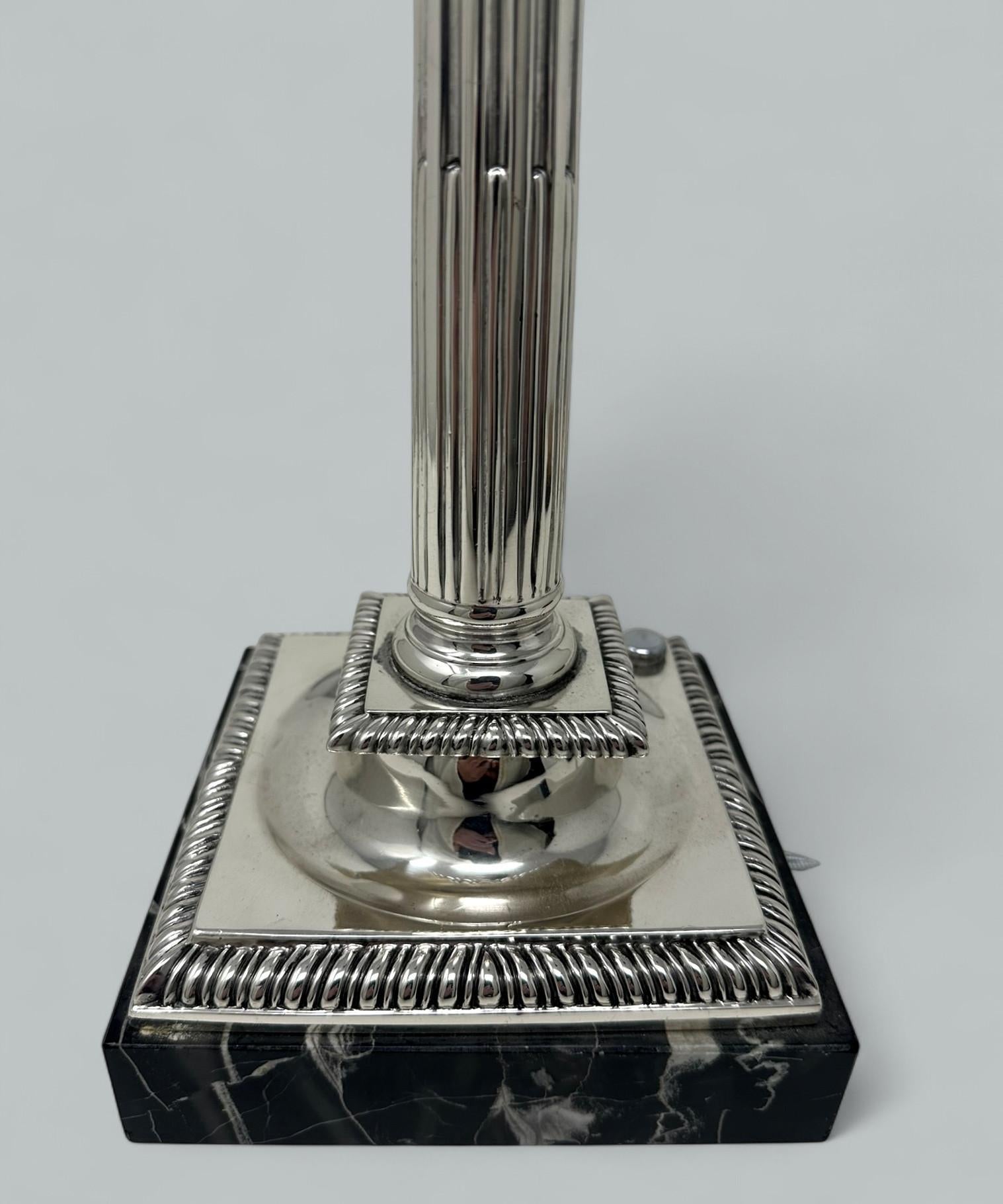 Antike englische Sterling Silber Marmor korinthische Säule Tischlampe (19. Jahrhundert) im Angebot
