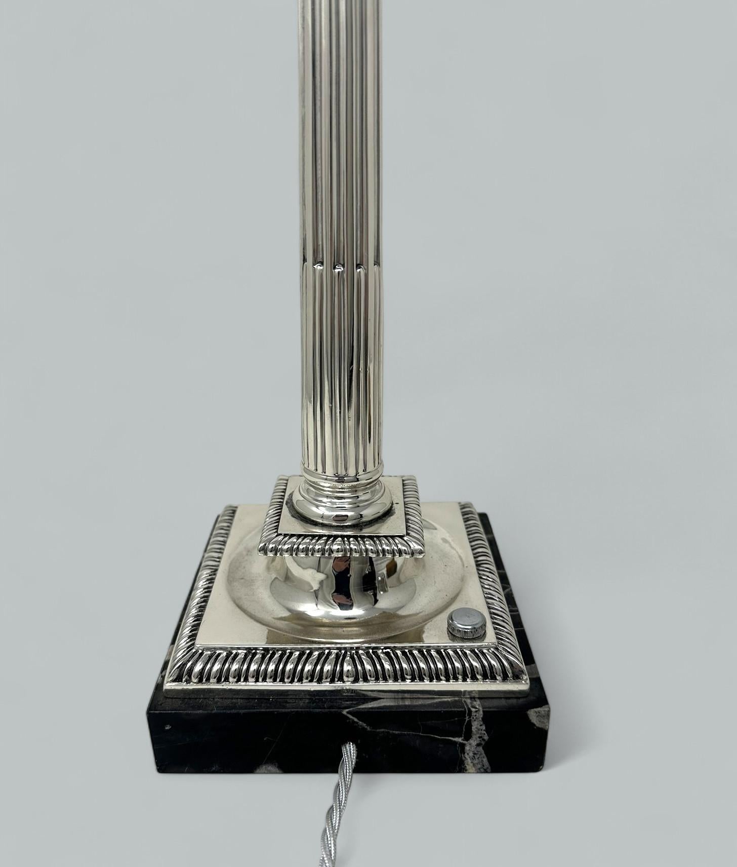Antike englische Sterling Silber Marmor korinthische Säule Tischlampe im Angebot 1
