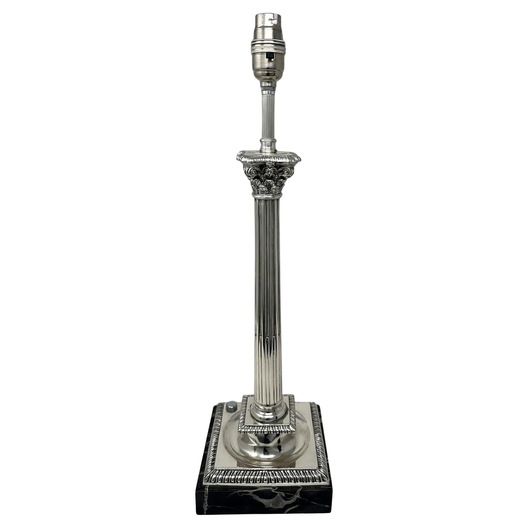 Antike englische Sterling Silber Marmor korinthische Säule Tischlampe im Angebot