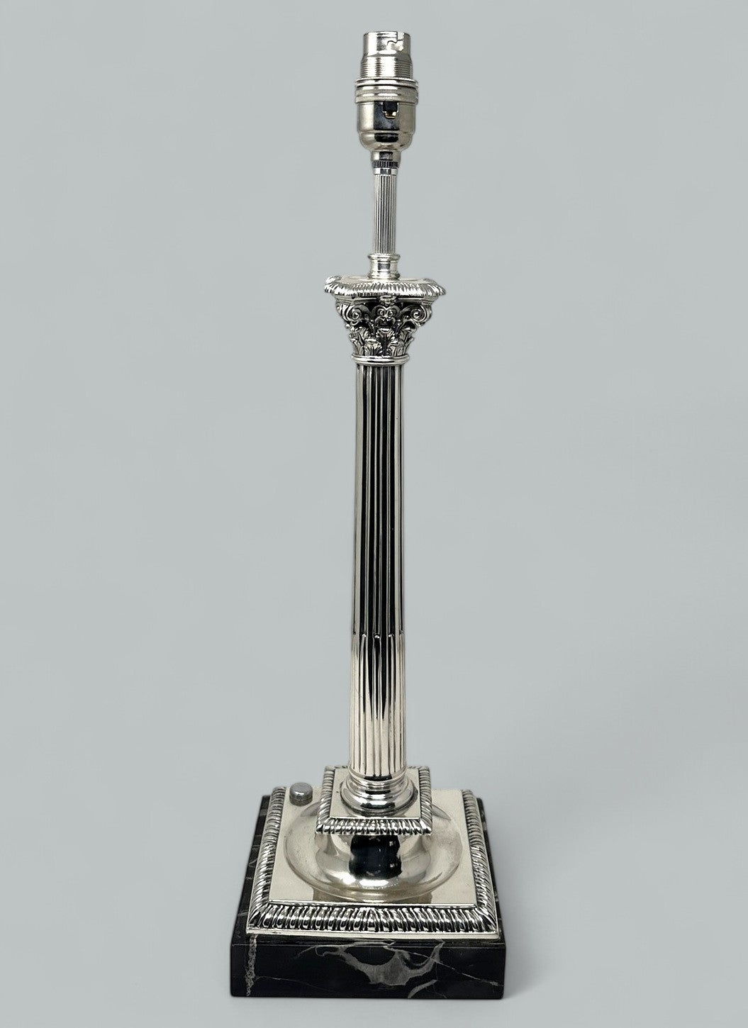 Antica lampada da tavolo inglese in argento sterling e marmo con colonna corinzia