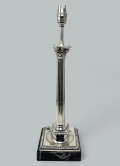 Antica lampada da tavolo inglese in argento sterling e marmo con colonna corinzia