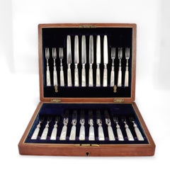 Antico servizio da dessert inglese in argento sterling e madreperla con scatola da 24 pezzi