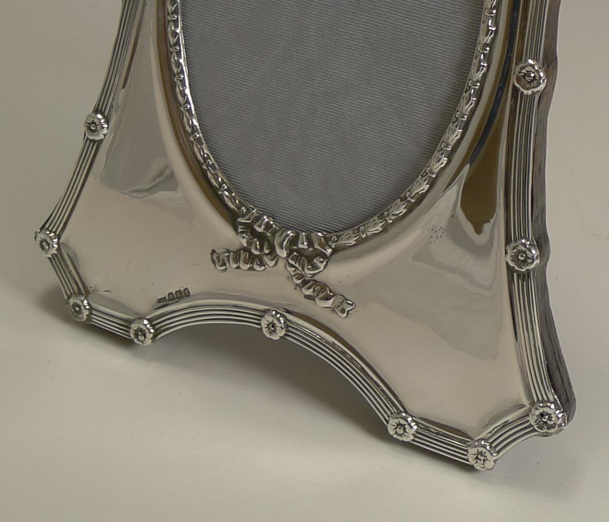 Antique English Sterling Silver Photograph Frame by Mappin and Webb, 1908 In Good Condition In Bath, GB