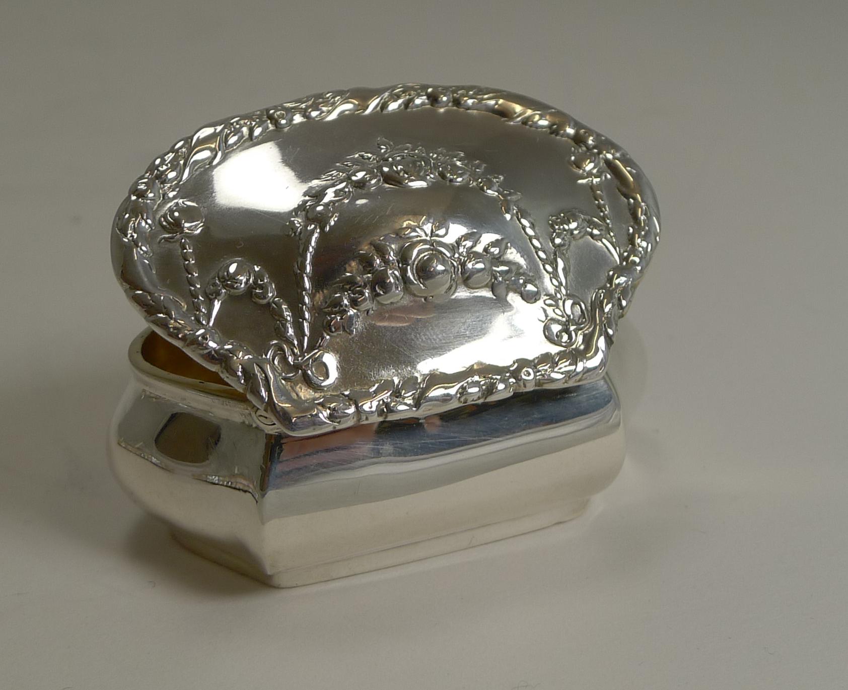 Antique English Sterling Silver Pill Box, 1898 In Good Condition In Bath, GB