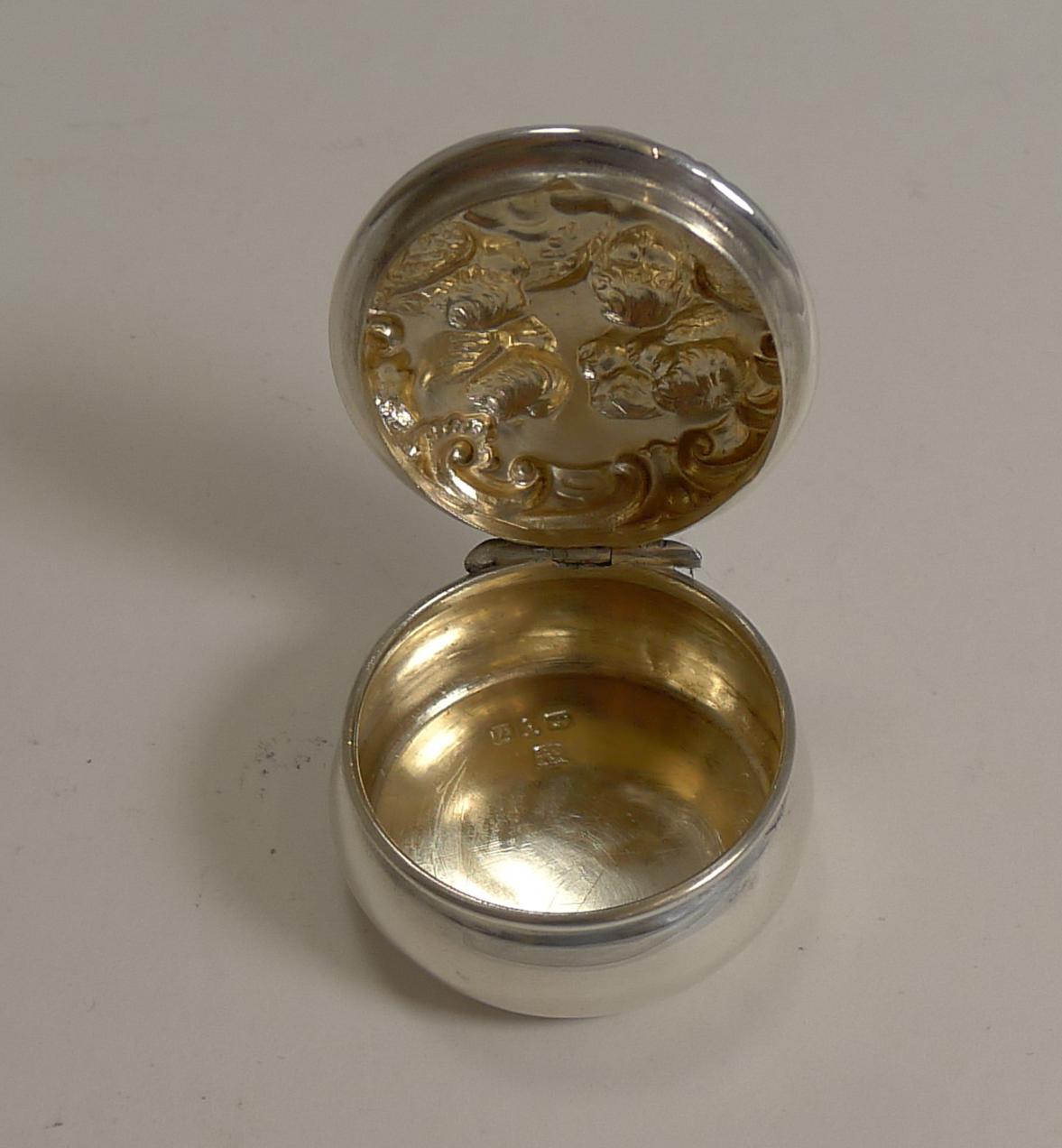 Antique English Sterling Silver Pill Box - Cherubs / Angels In Excellent Condition In Bath, GB