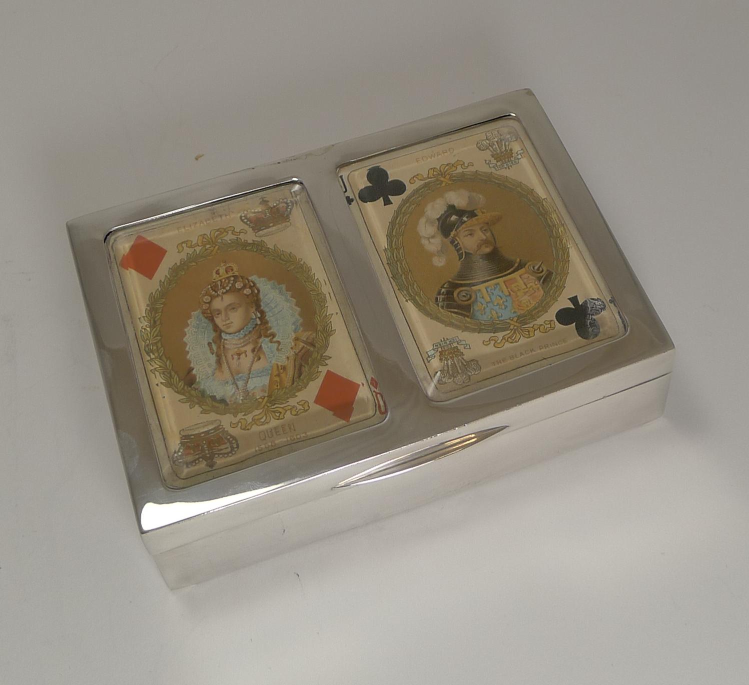 Eine großartige spätviktorianische Spielkartenbox aus englischem Sterlingsilber, vollständig gepunzt für Birmingham 1899; die Herstellermarke ist auch für den bekannten englischen Silberschmied Levi's und Salaman vorhanden.

Das Kästchen behält