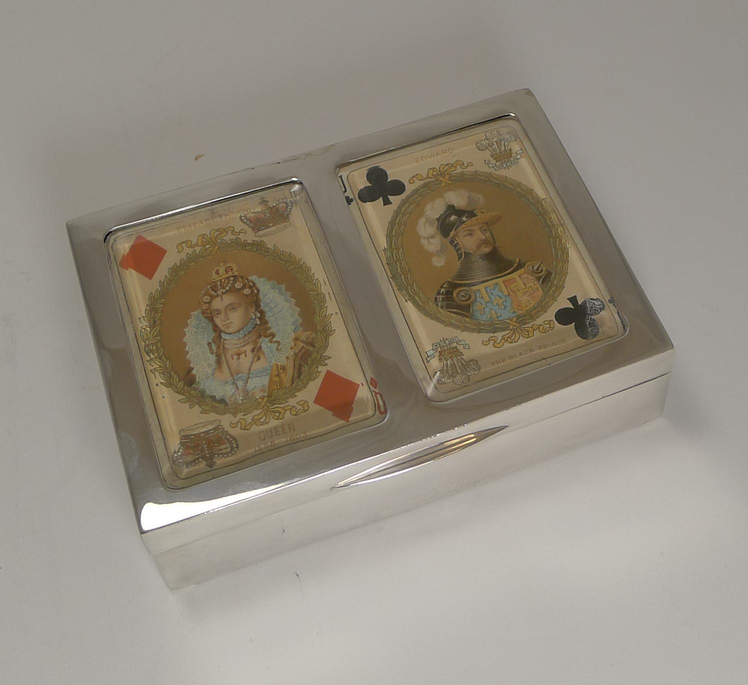 Magnífica caja de naipes de finales de la época victoriana, fabricada en plata de ley inglesa, con matrícula de Birmingham de 1899; también lleva la marca del reputado platero inglés Levi & Salaman.

La caja conserva los dos pesados paneles de
