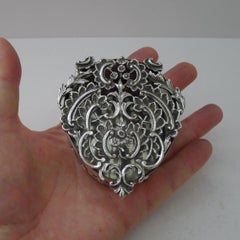 Antico vaso inglese in argento sterling di William Comyns