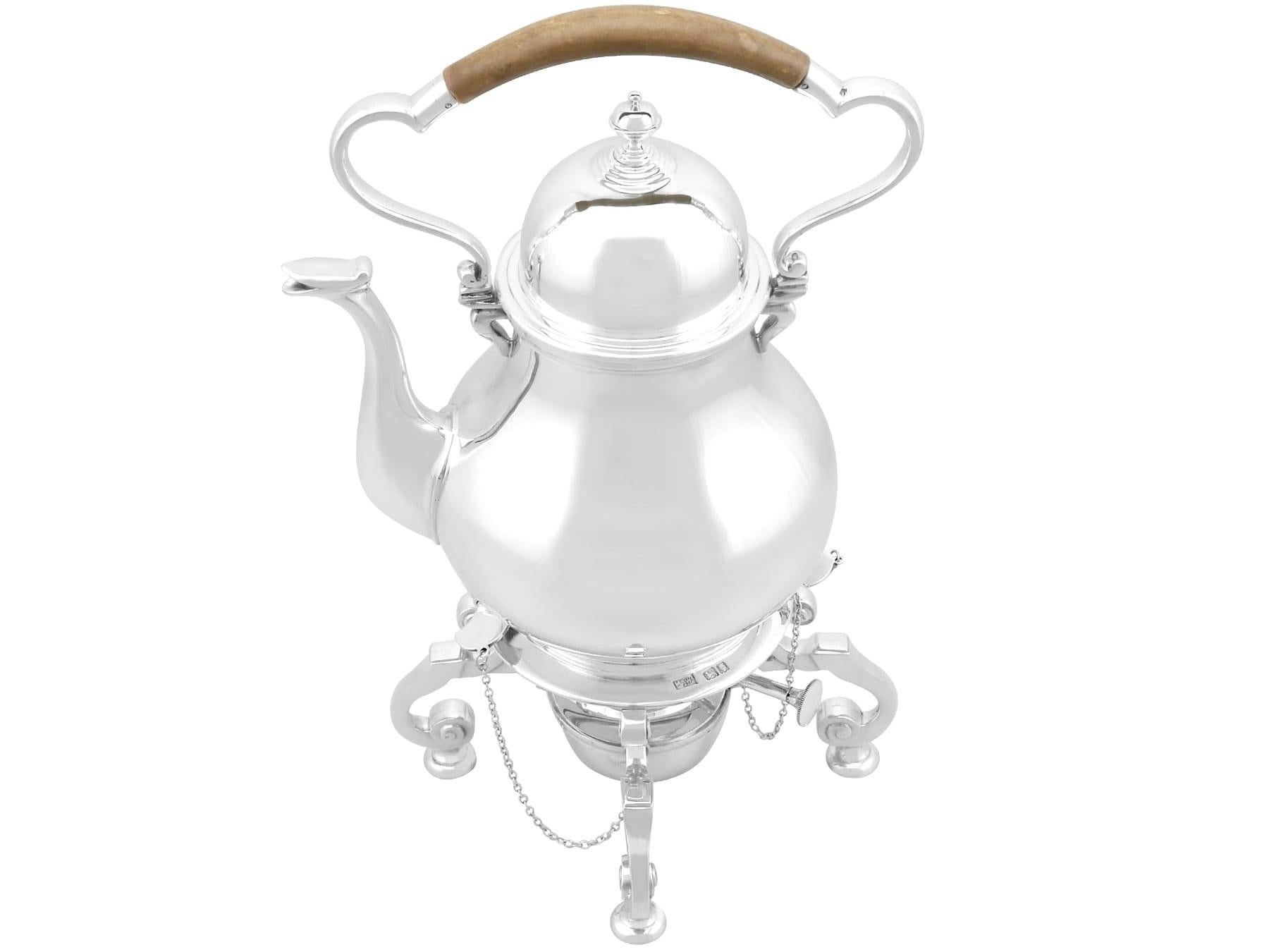 An exceptional, fine and impressive antique George V English sterling silver Queen Anne style spirit kettle; an addition to our antique silver teaware collection.

This exceptional antique George V sterling silver spirit kettle has a circular