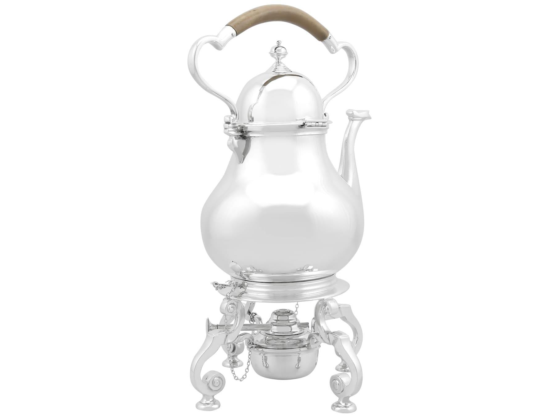 Antique English Sterling Silver Queen Anne Style Spirit Kettle In Excellent Condition For Sale In Jesmond, Newcastle Upon Tyne