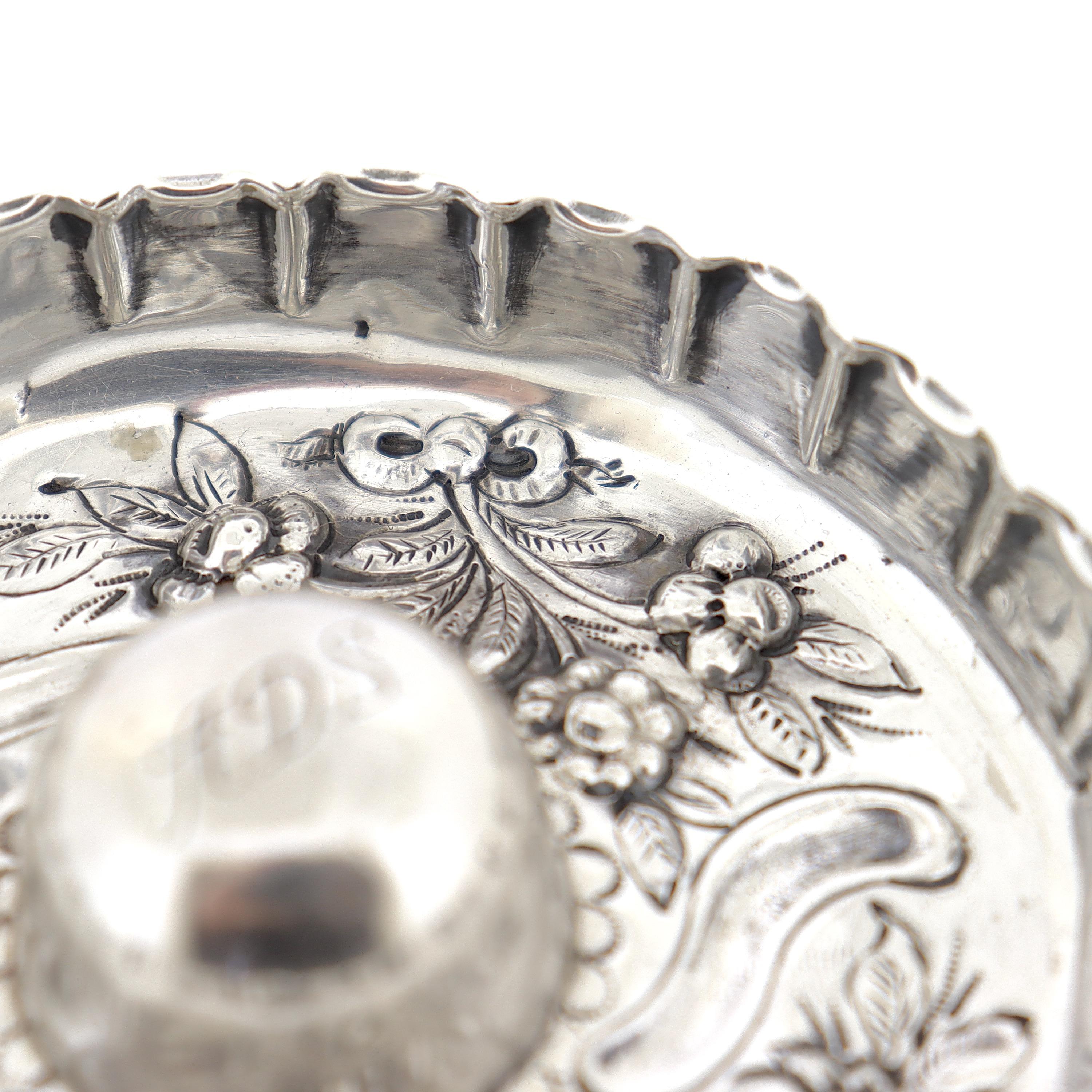 Stand de bague repoussée en argent sterling anglais antique par William Comyns en vente 6