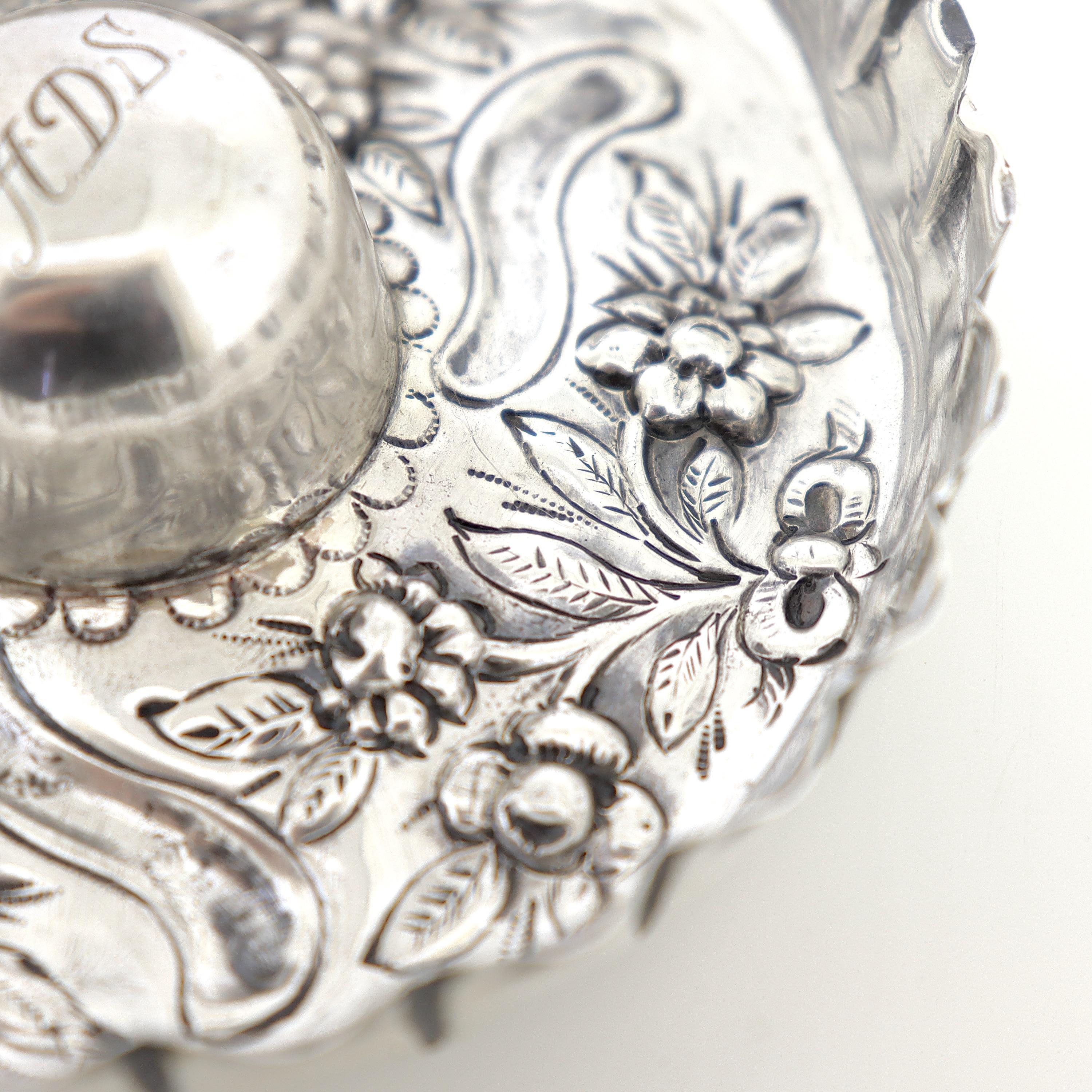 Antiker englischer Sterling Silber Repousse Ring Stand von William Comyns im Angebot 7