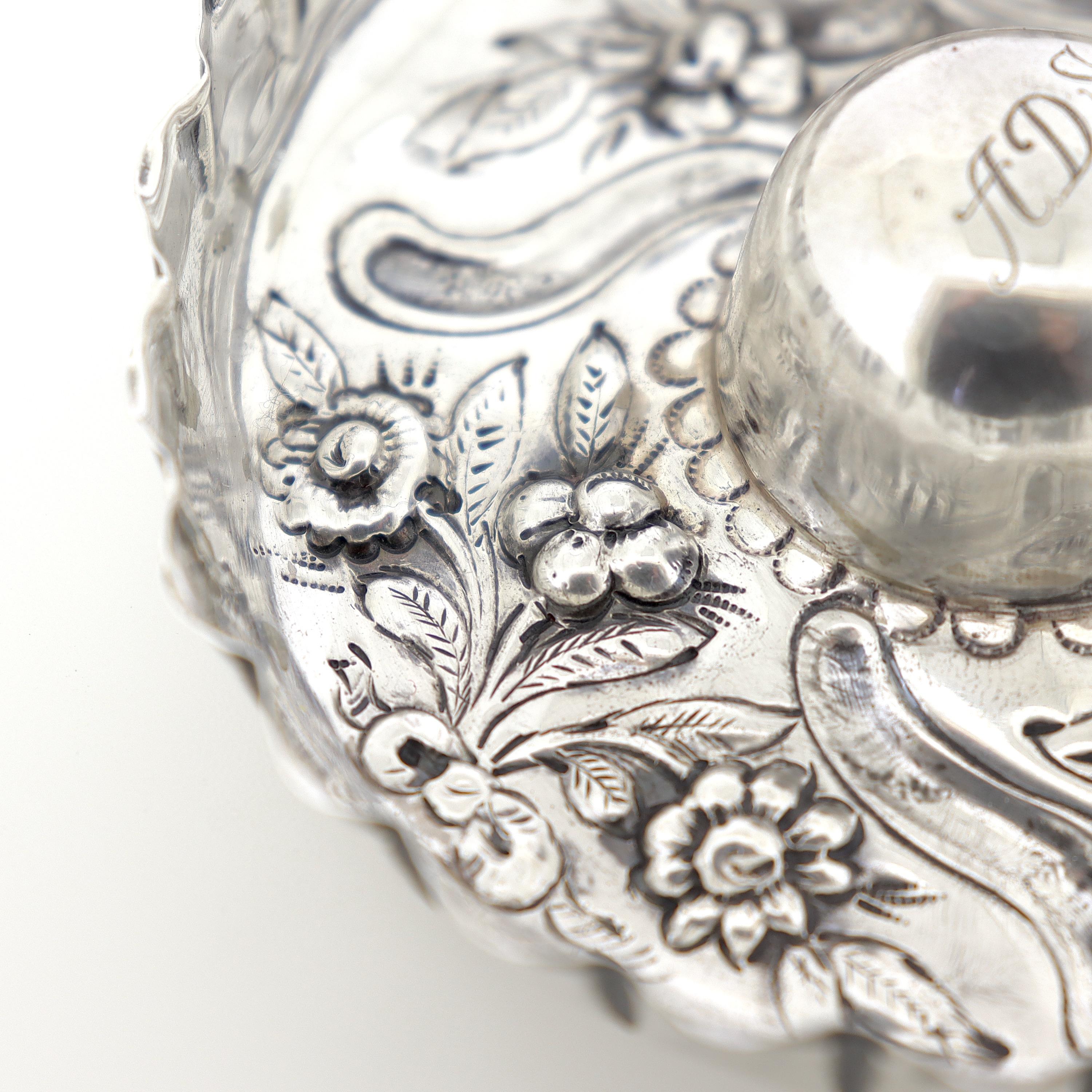 Antiker englischer Sterling Silber Repousse Ring Stand von William Comyns im Angebot 8