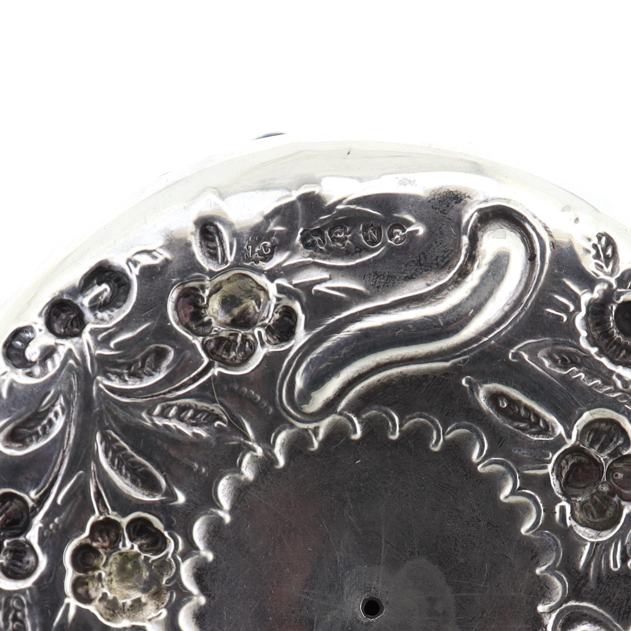 Antiker englischer Sterling Silber Repousse Ring Stand von William Comyns im Angebot 9
