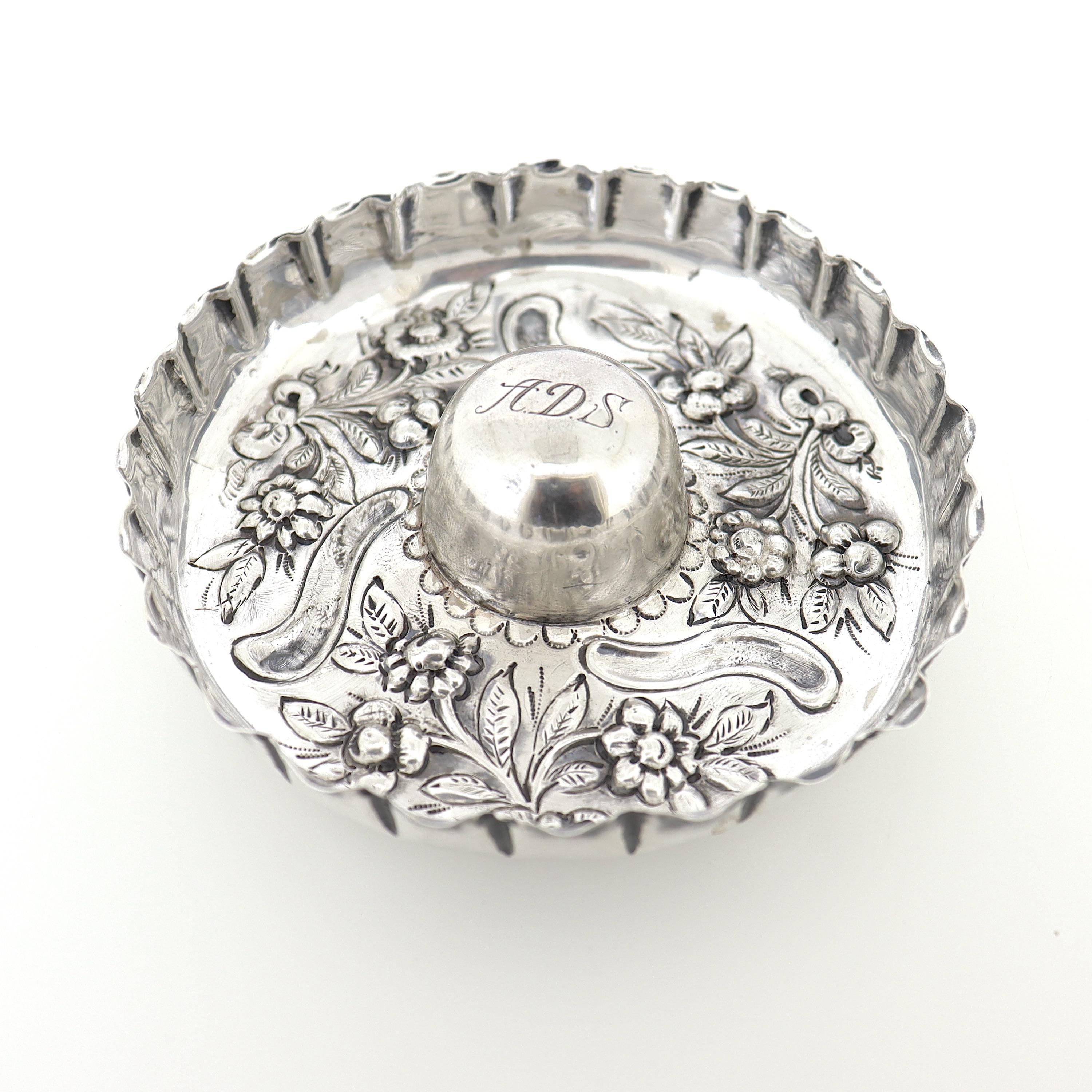 Antiker englischer Sterling Silber Repousse Ring Stand von William Comyns (Viktorianisch) im Angebot