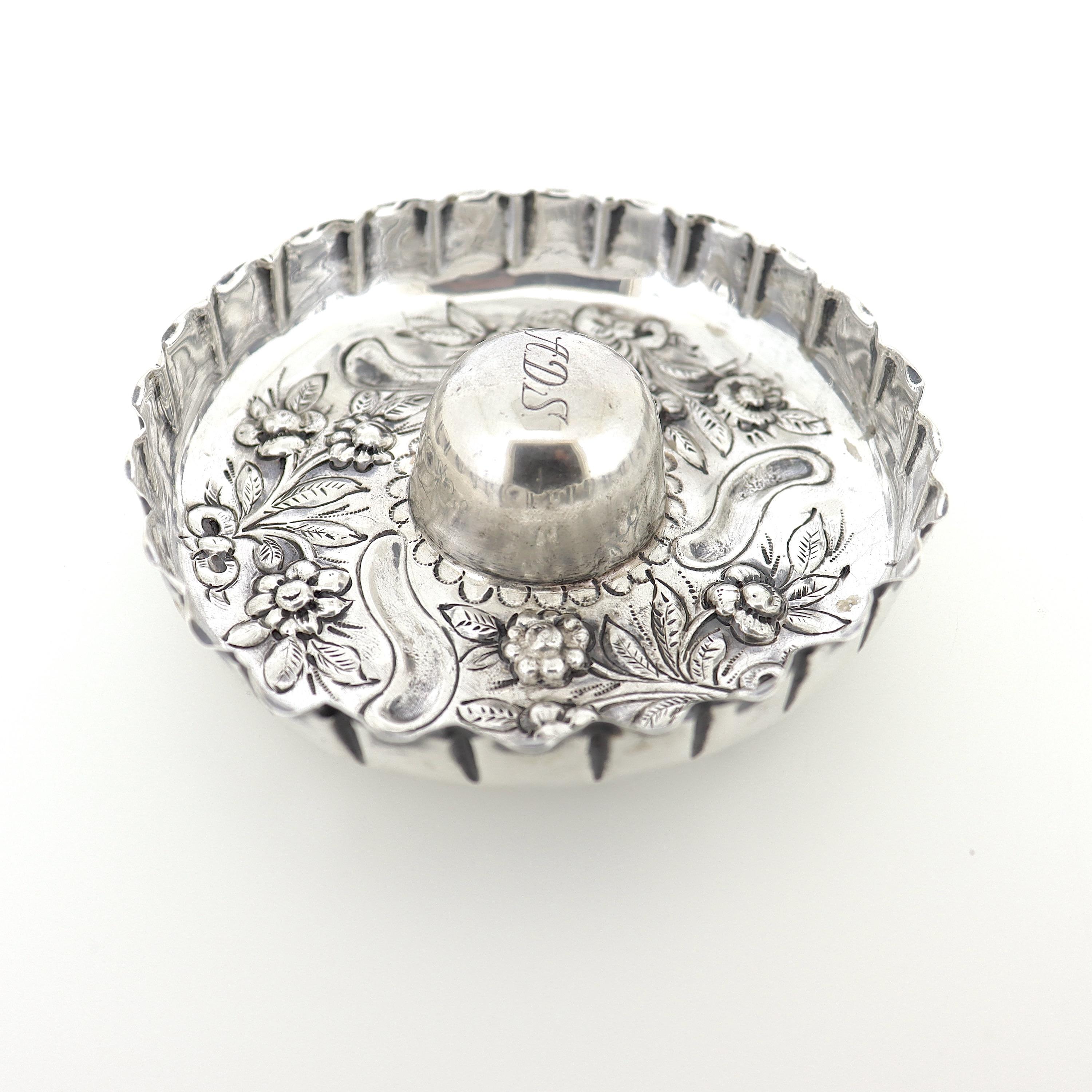 Antiker englischer Sterling Silber Repousse Ring Stand von William Comyns im Zustand „Gut“ im Angebot in Philadelphia, PA