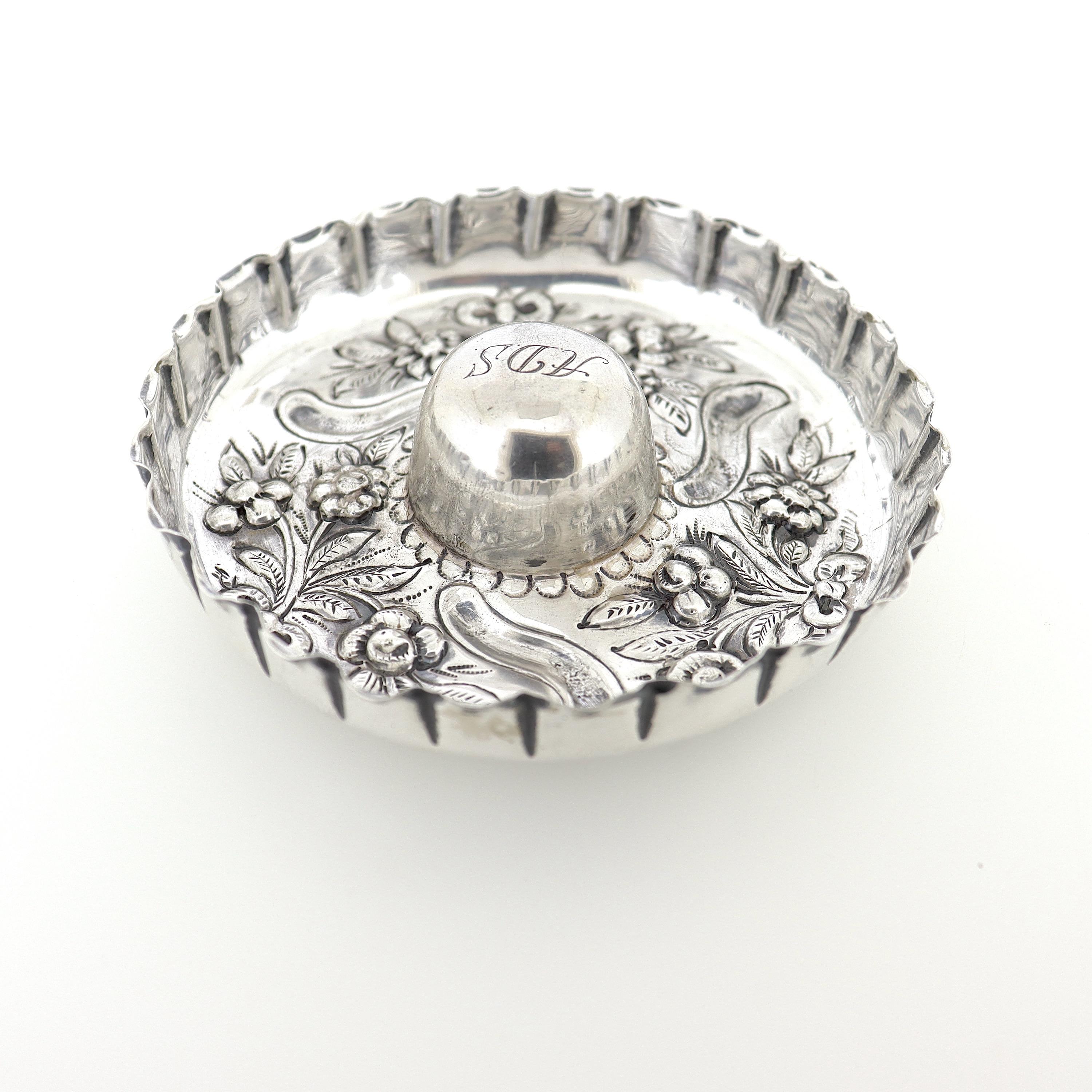 Femenino o masculino Antiguo soporte para anillos inglés de plata de ley repujada de William Comyns en venta