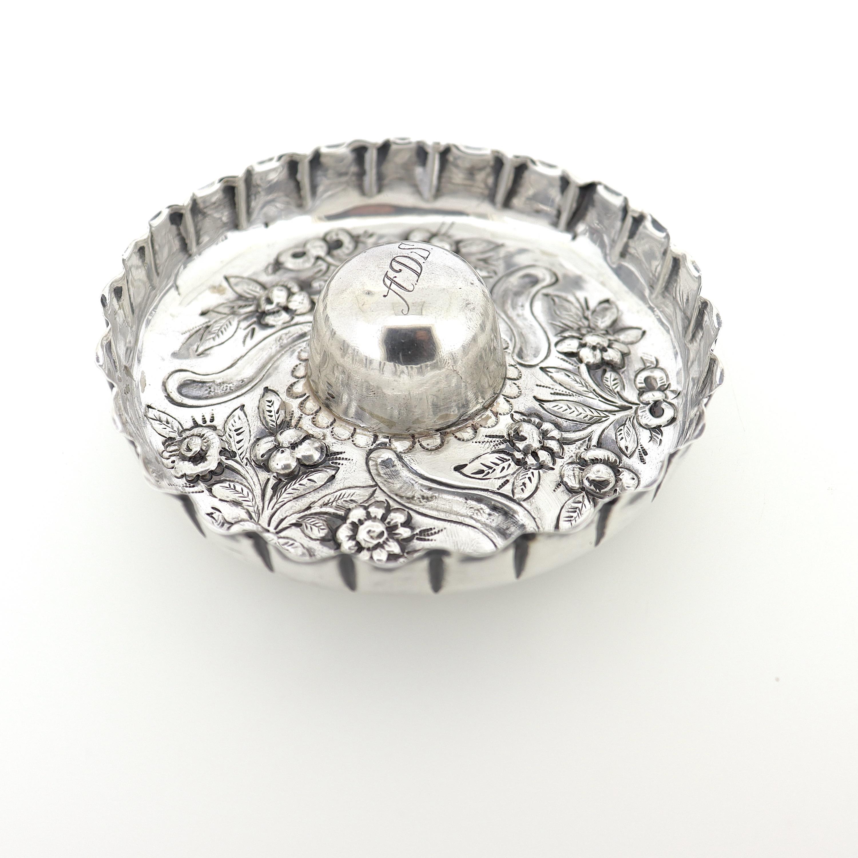 Stand de bague repoussée en argent sterling anglais antique par William Comyns en vente 1