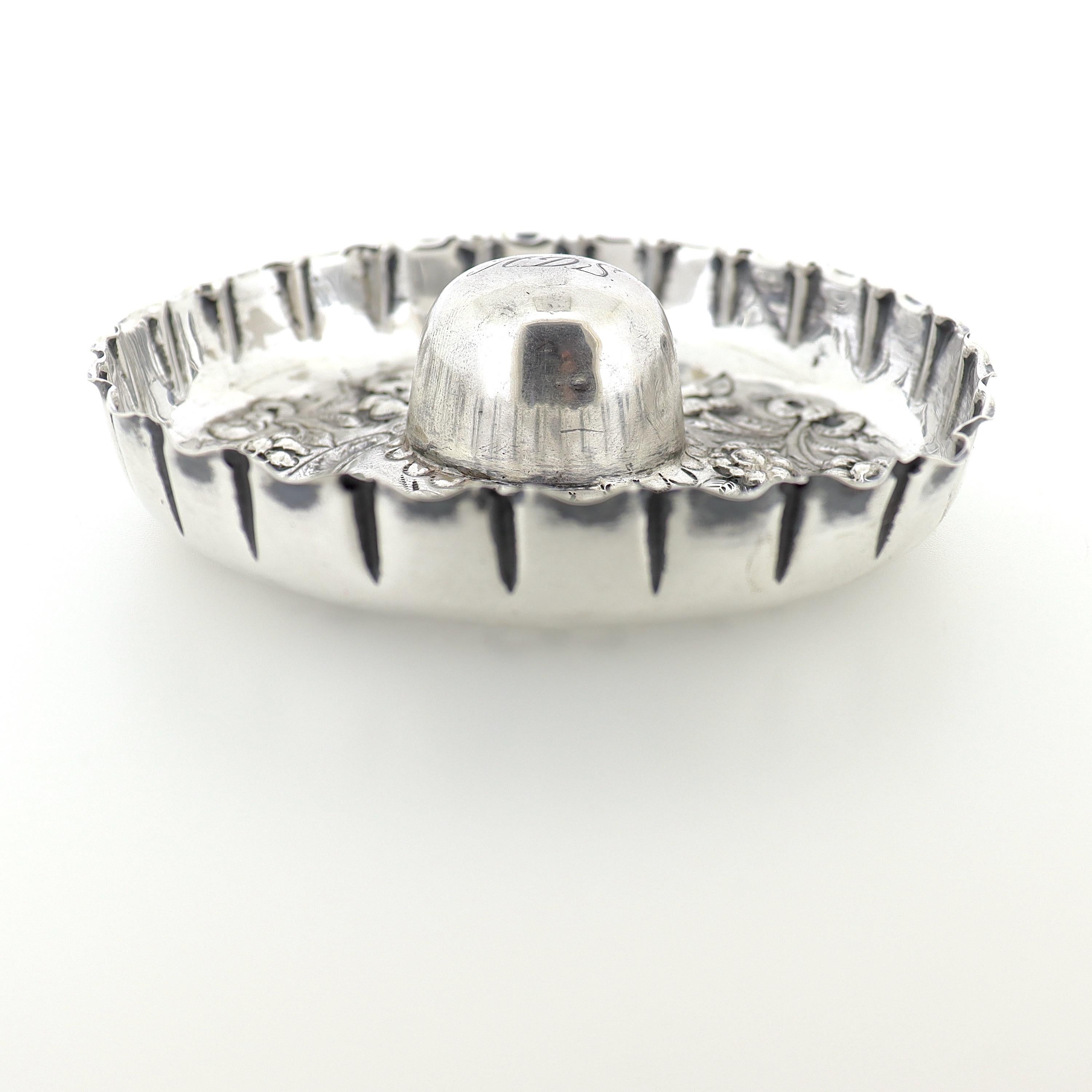 Stand de bague repoussée en argent sterling anglais antique par William Comyns en vente 2