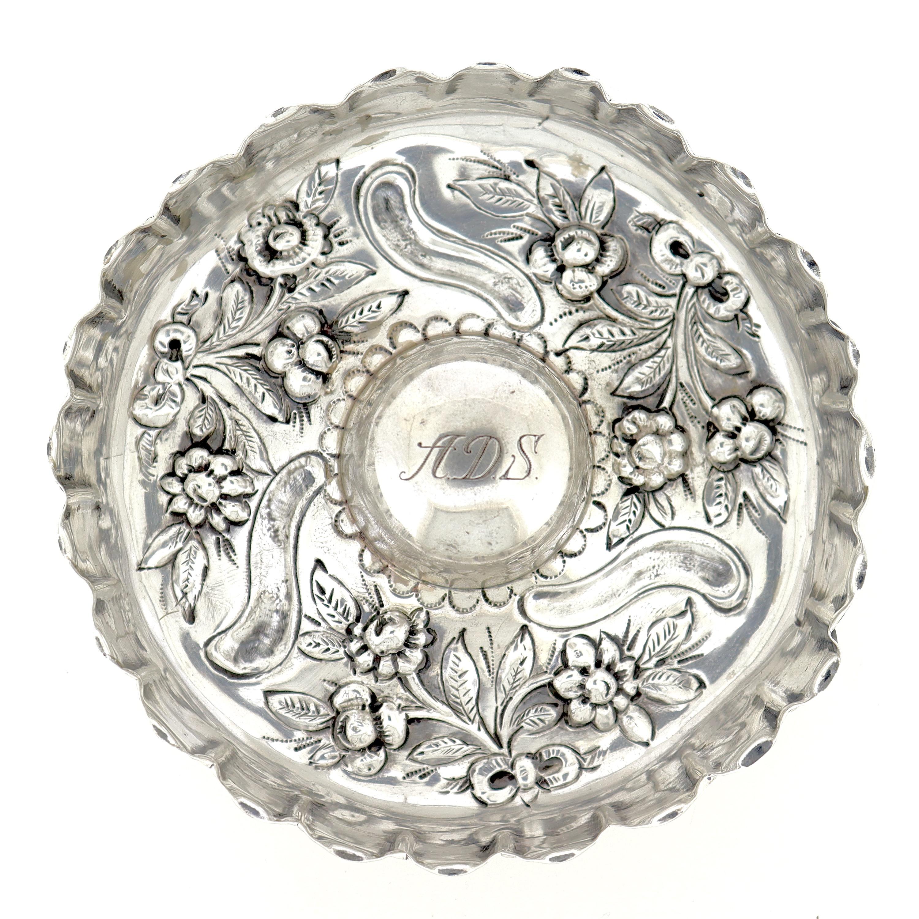 Antiguo soporte para anillos inglés de plata de ley repujada de William Comyns en venta 4