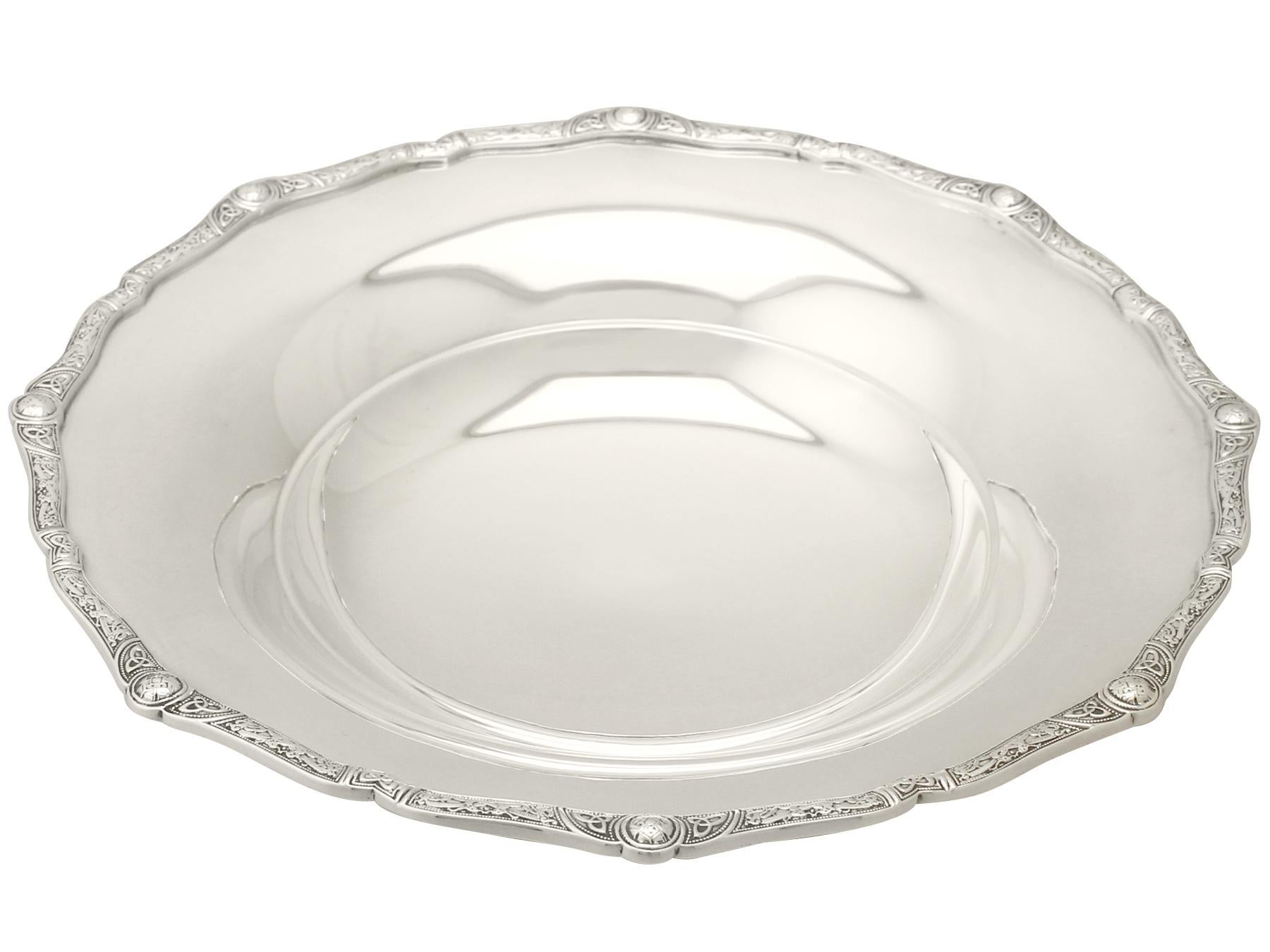 An exceptional, Fine and impressive antique George V English sterling silver dish or tazza in the Lindisfarne style; an addition to our ornamental silverware collection.

This exceptional antique George V sterling silver dish or tazza has a