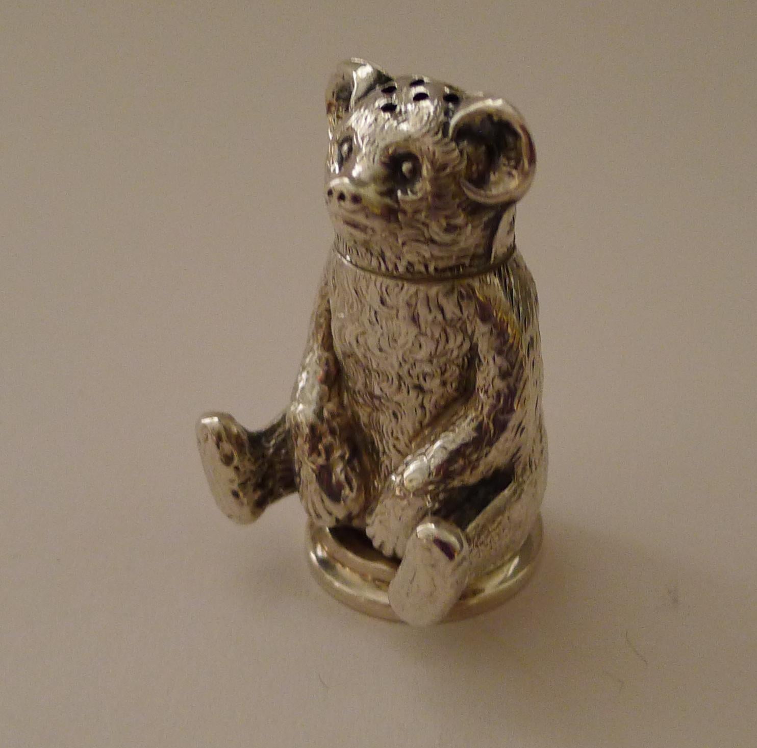 Eine charmante kleine Neuheit englische Edwardian Pepperette in Form eines sitzenden Teddybären, schön ausgeführt von der bekannten Silberschmiede, Crisford & Norris.

Auf der Rückseite des Bären befindet sich die vollständige englische Punze für