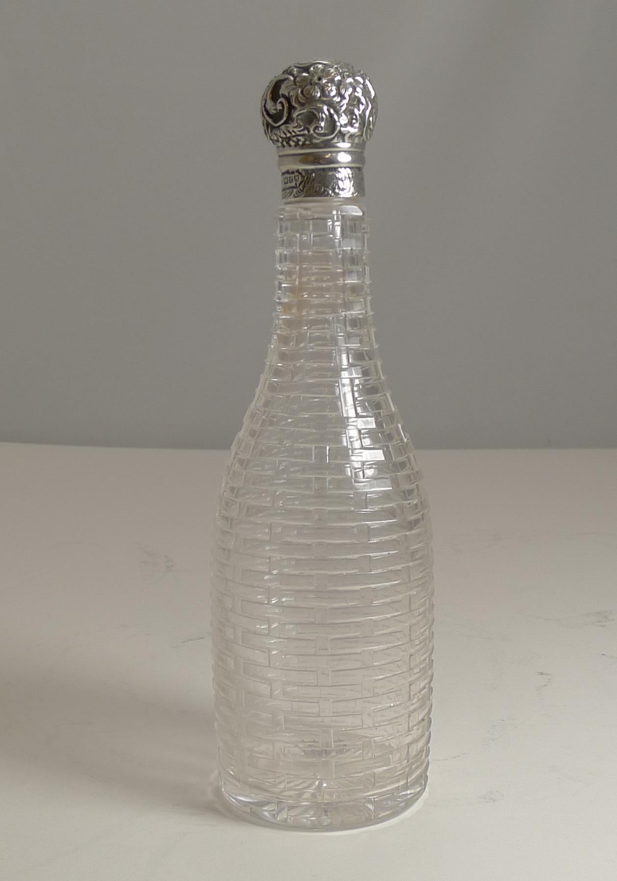 Eine wunderbare und sehr ungewöhnliche Miniatur-Champagner / Wein / Likör-Flasche aus englischem Kristall und handgeschnitten, um Korbgeflecht ähneln, hervorragende Arbeit und ohne Schaden.

Der Deckel aus Sterlingsilber ist vollständig für London