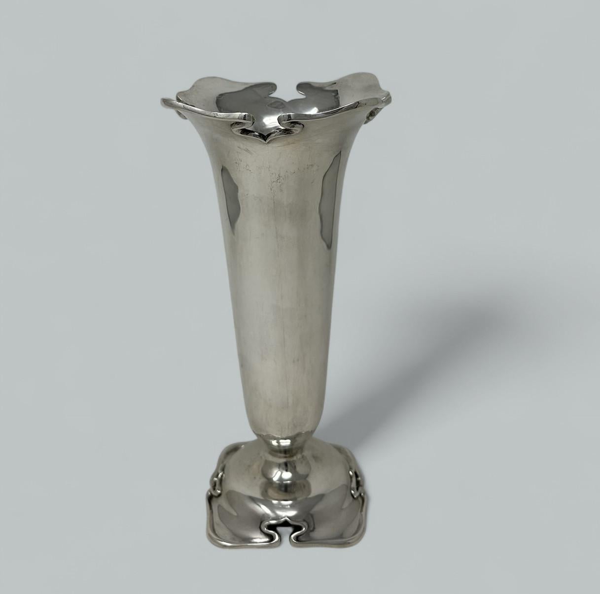 Magnifique, grand et rare vase à fleurs ou centre de table Trumper en argent sterling anglais aux proportions généreuses, modelé dans le style Art nouveau avec des détails décoratifs très inhabituels sur le bord supérieur. Premier quart du vingtième