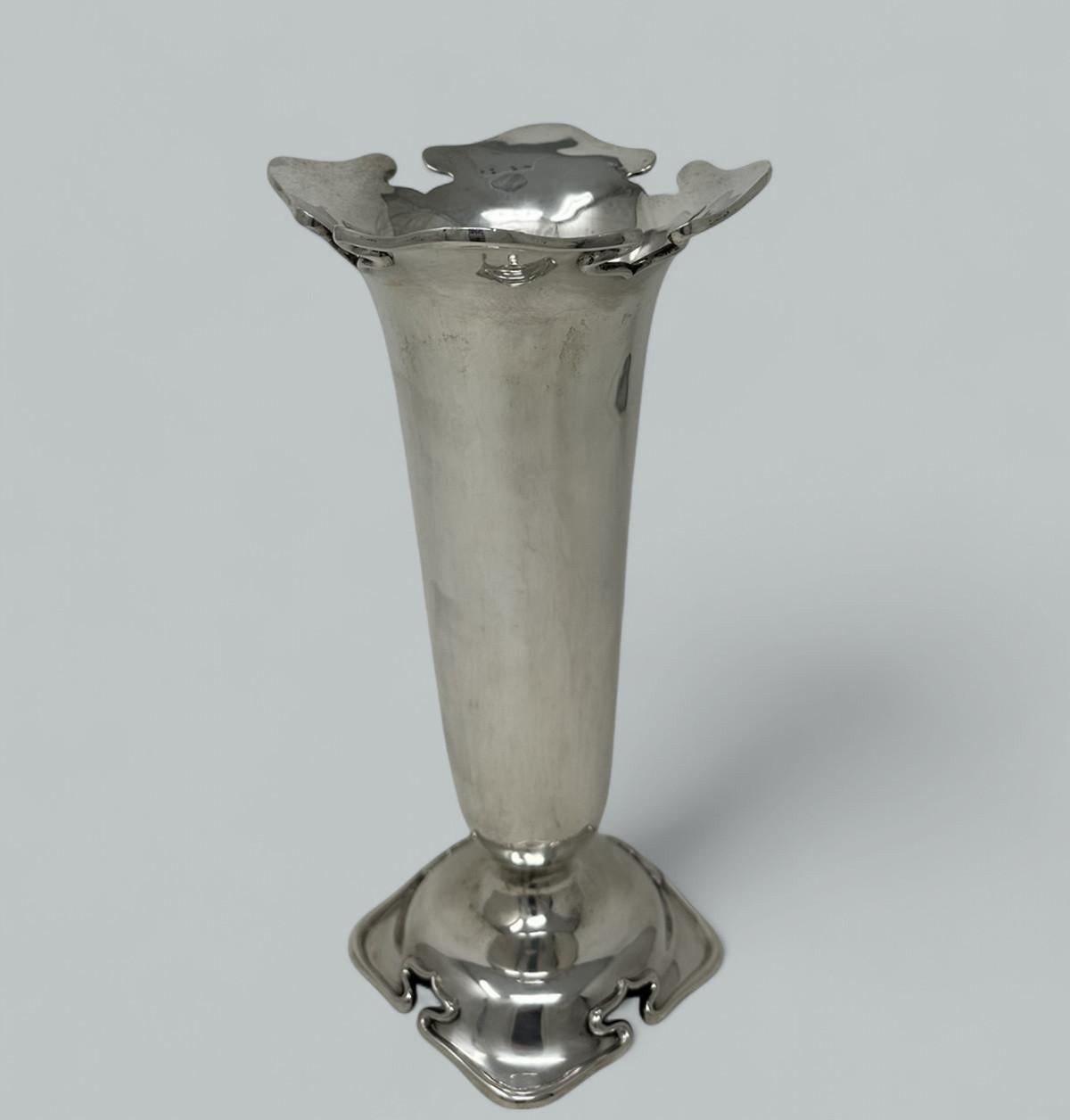 Art déco Ancienne urne trompette en argent sterling Art Nouveau 1906 en vente