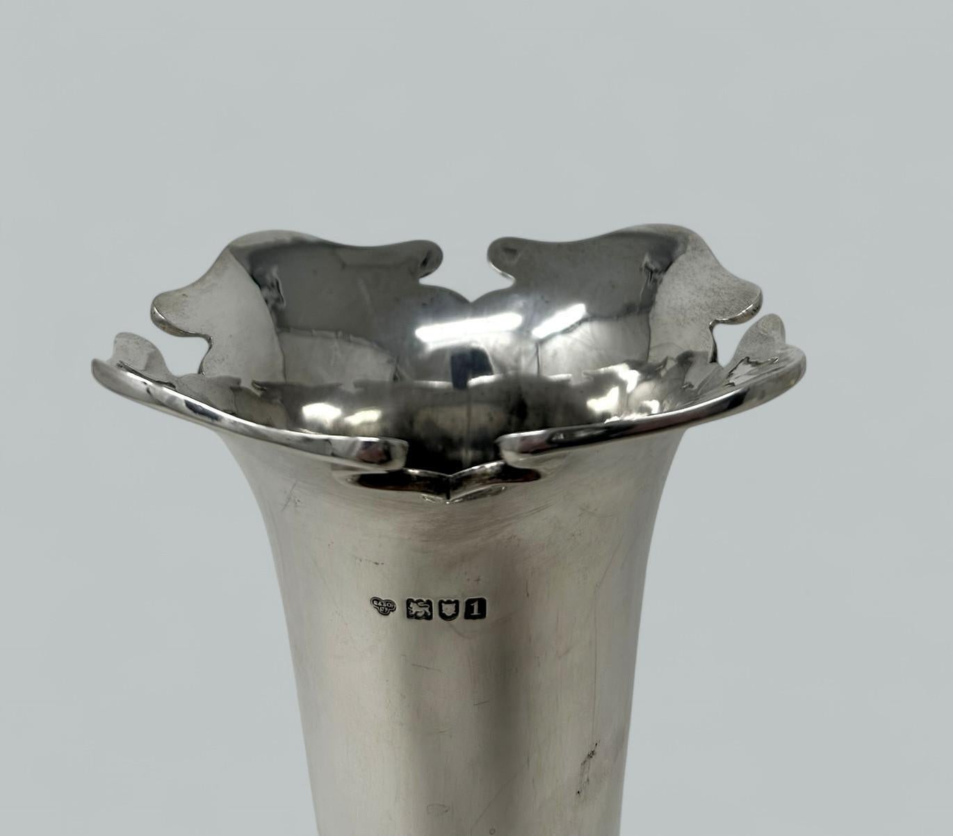 Ancienne urne trompette en argent sterling Art Nouveau 1906 Bon état - En vente à Dublin, Ireland