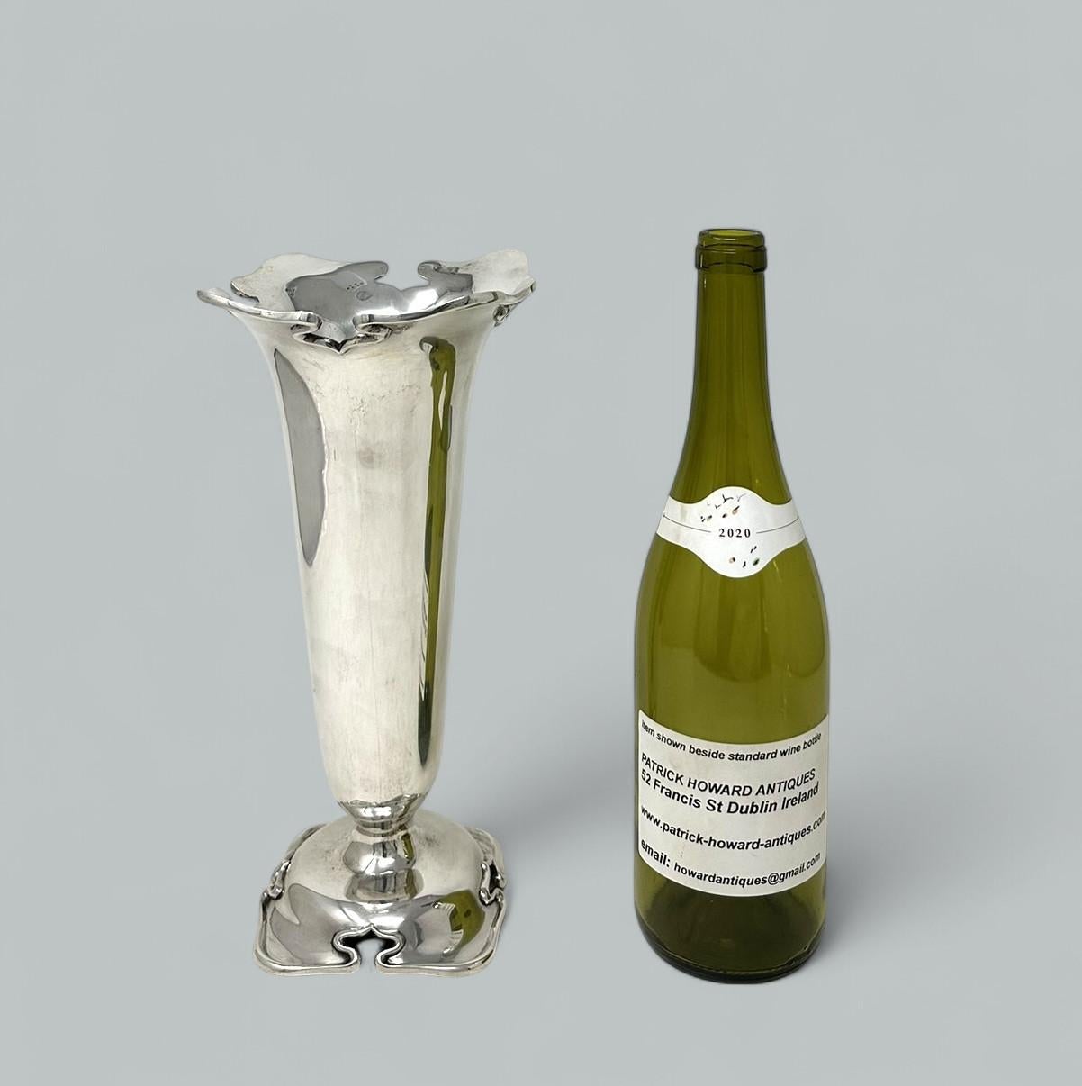 Céramique Ancienne urne trompette en argent sterling Art Nouveau 1906 en vente