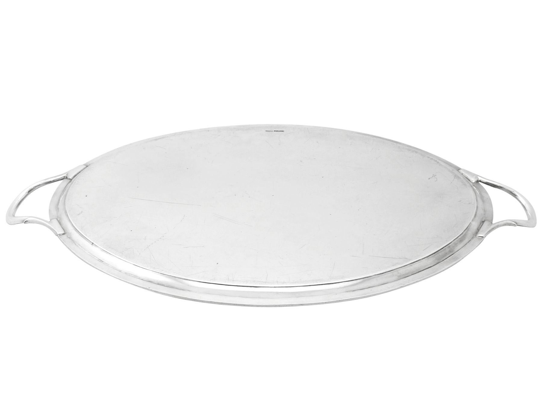 Antigua bandeja de té inglesa de plata de ley con dos asas, 1925 en venta 1