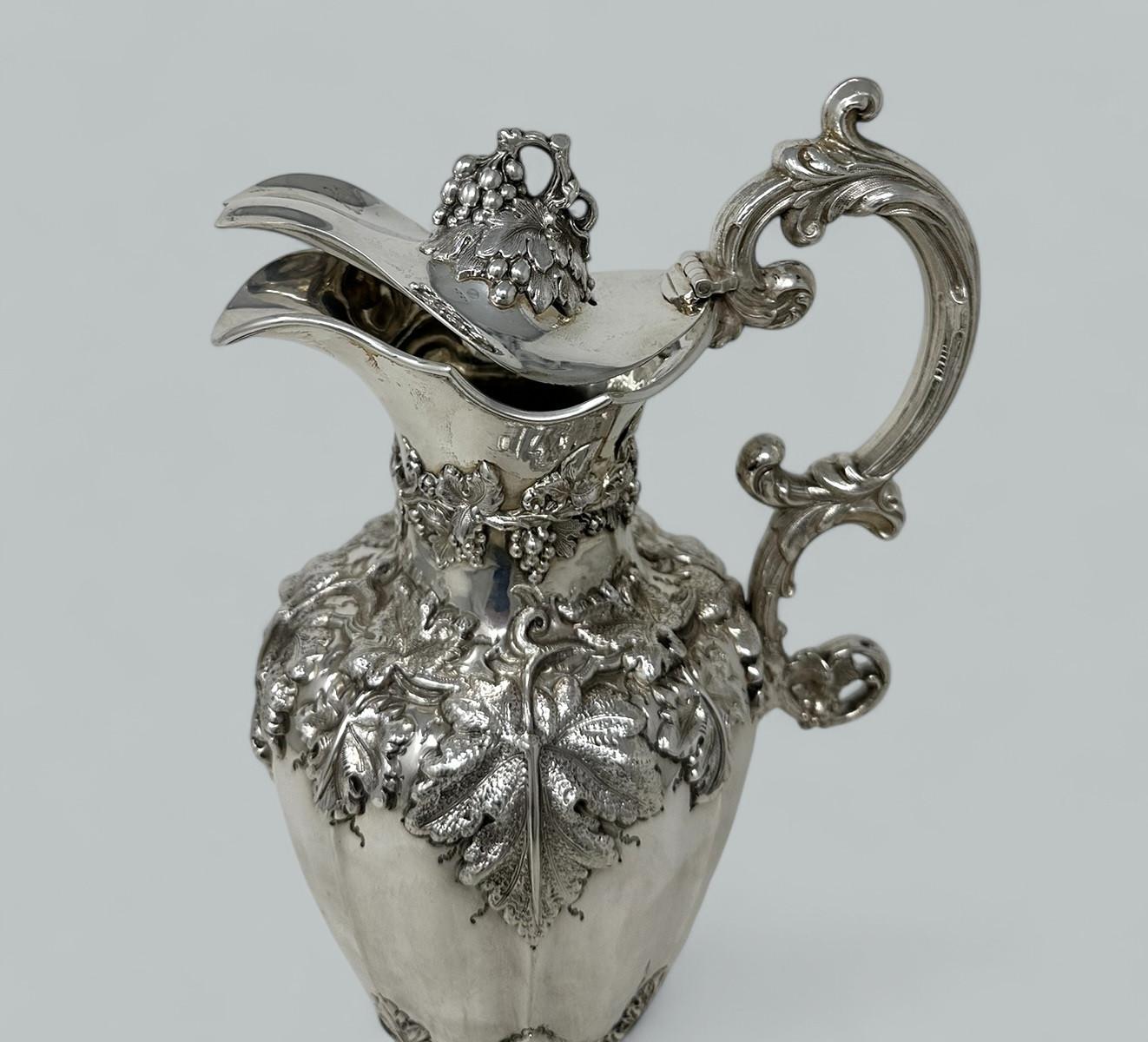 Realizzato con acquaforte Antica brocca da vino vittoriana in argento sterling inglese Walker & Hall 1892 in vendita