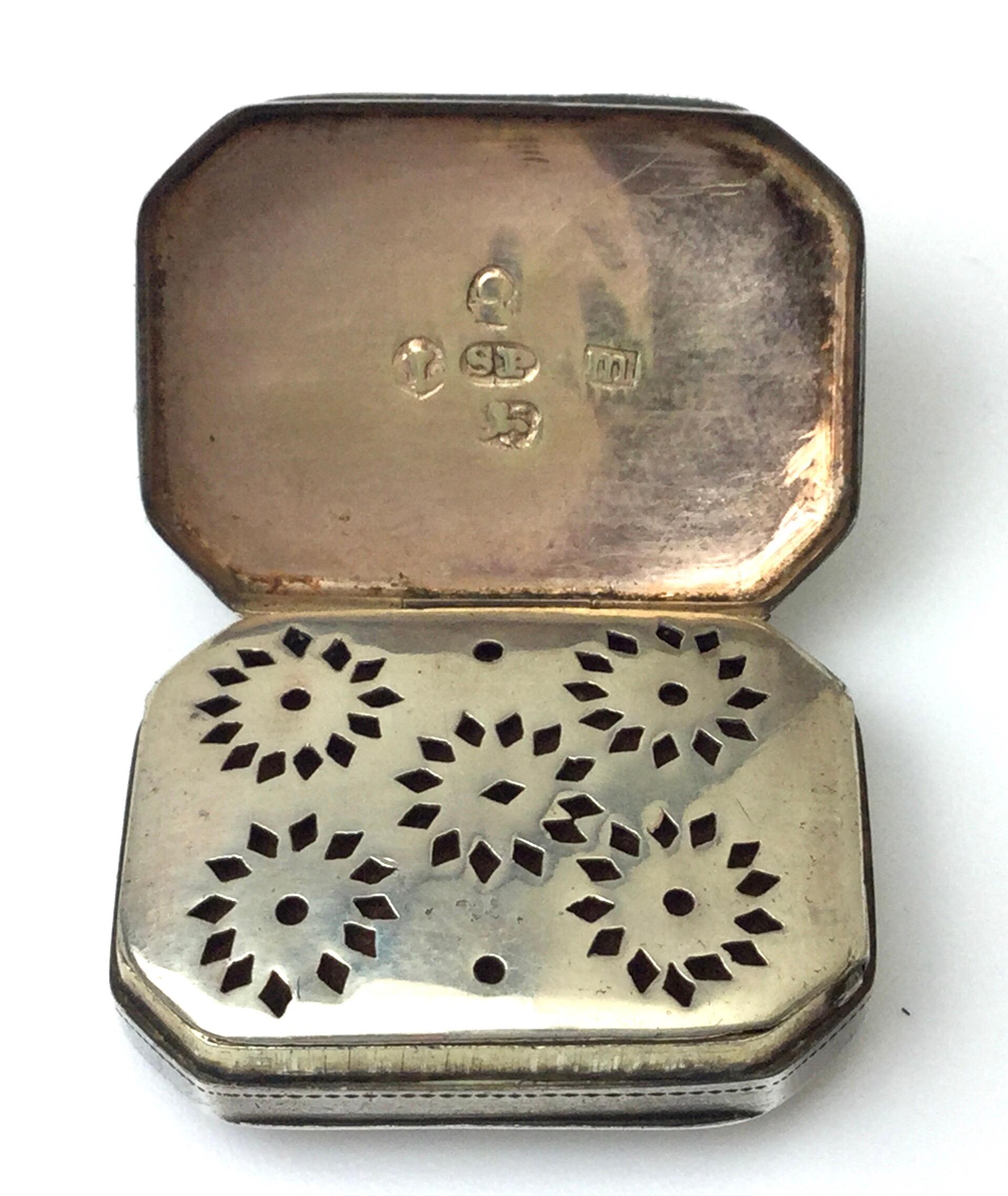 Antique English Sterling Silver Vinaigrette, Birmingham, 1814 In Good Condition For Sale In Lambertville, NJ