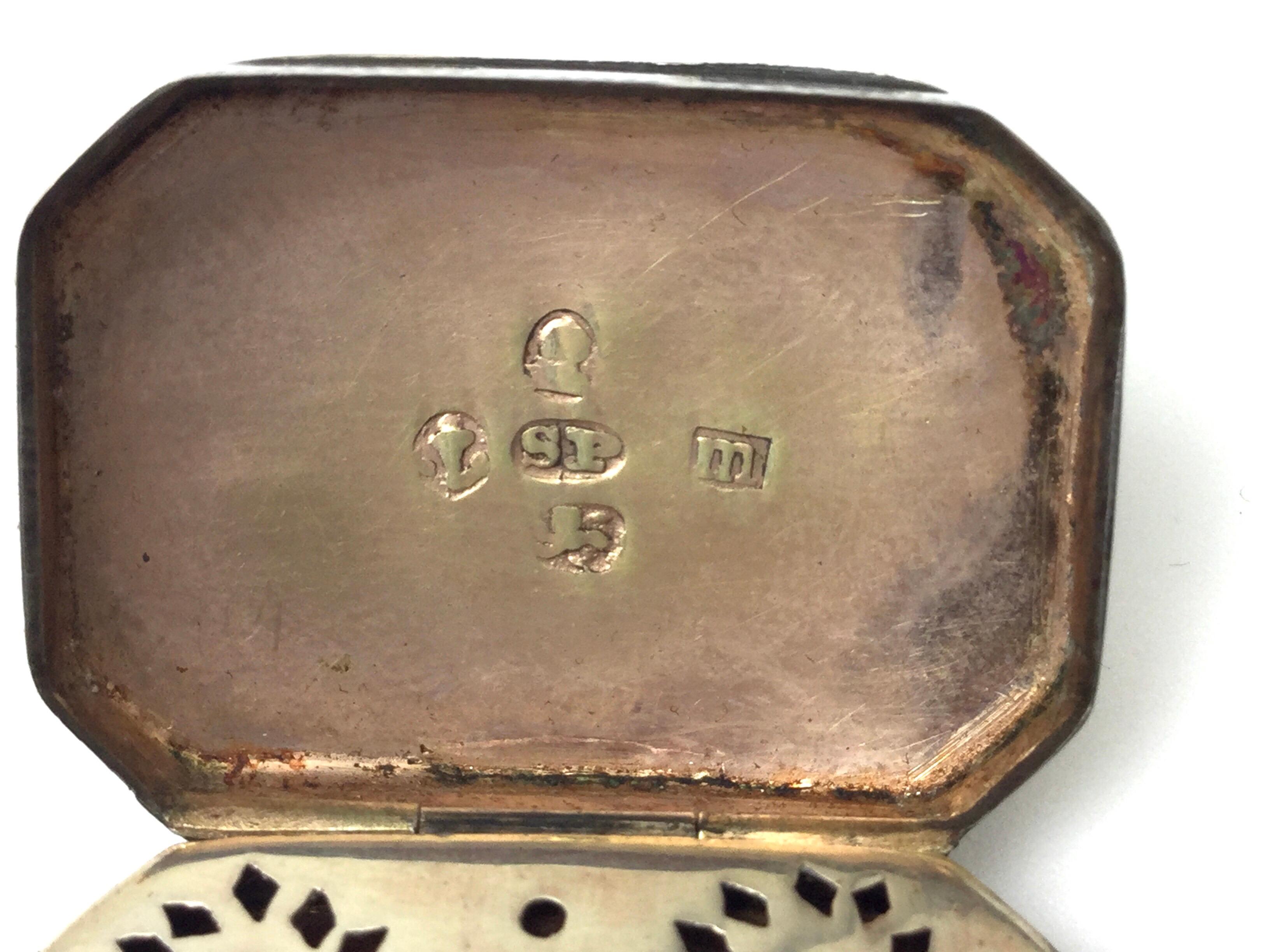 Early 19th Century Antique English Sterling Silver Vinaigrette, Birmingham, 1814 For Sale