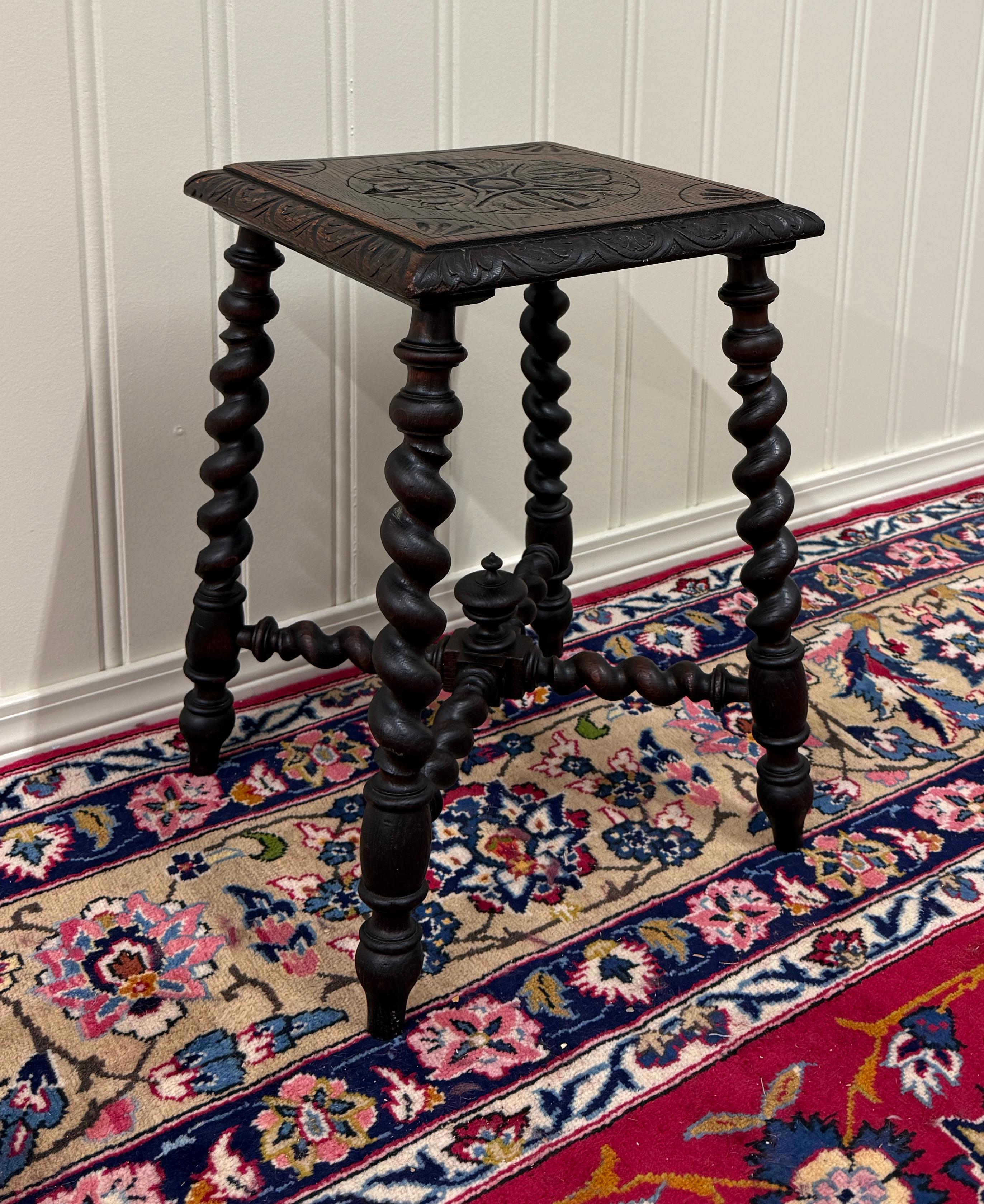 Antique English Stool Footstool Bench Carved Top Barley Twist Legs Oak c. 1920s (Geschnitzt) im Angebot