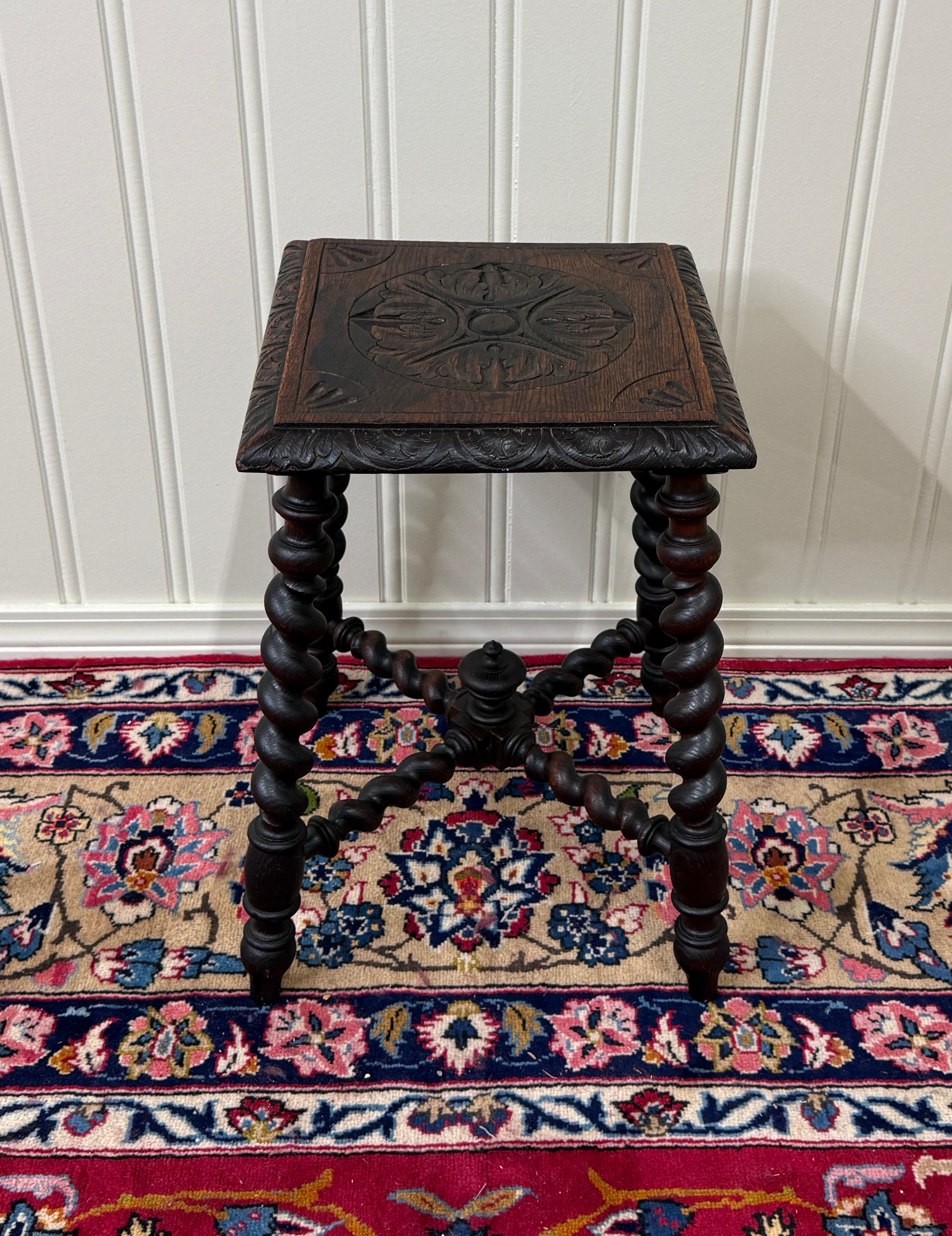 Antique English Stool Footstool Bench Carved Top Barley Twist Legs Oak c. 1920s im Zustand „Gut“ im Angebot in Tyler, TX