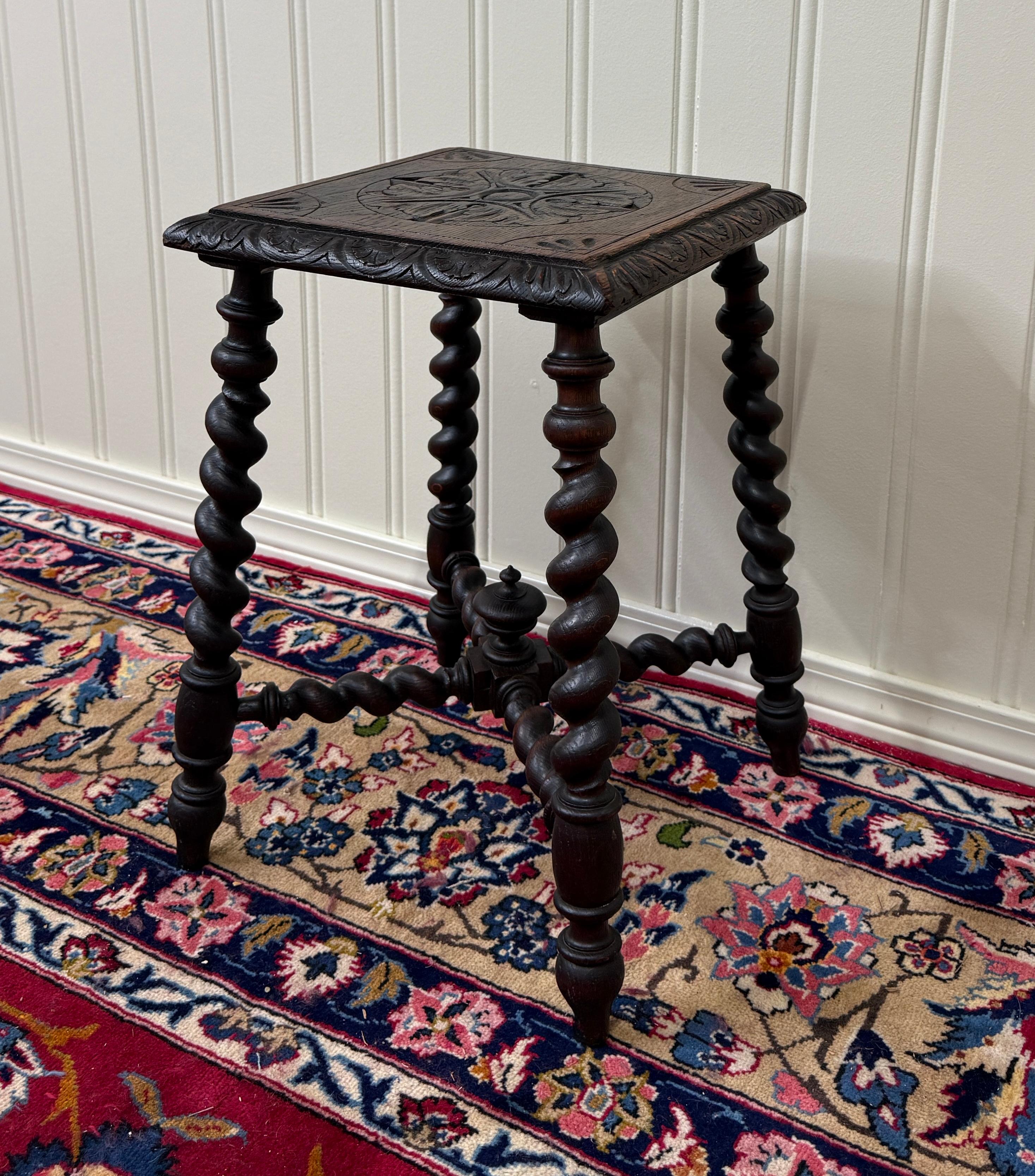Antique English Stool Footstool Bench Carved Top Barley Twist Legs Oak c. 1920s (Frühes 20. Jahrhundert) im Angebot
