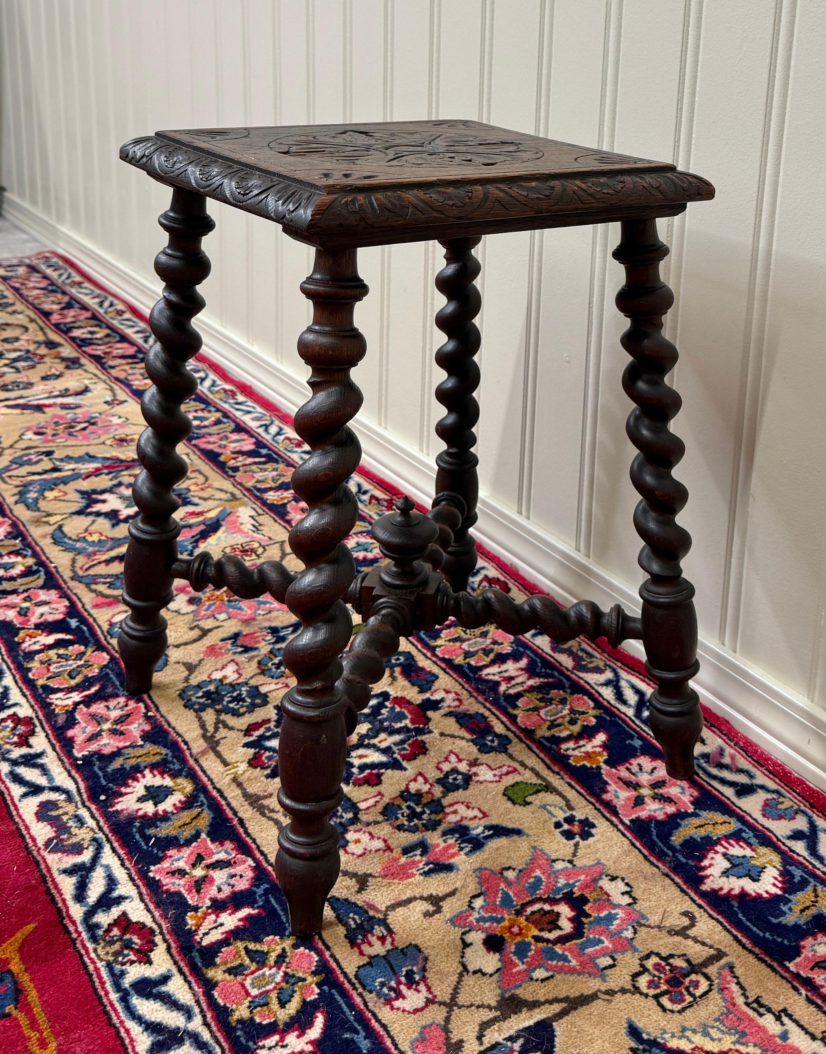 Antique English Stool Footstool Bench Carved Top Barley Twist Legs Oak c. 1920s (Eichenholz) im Angebot