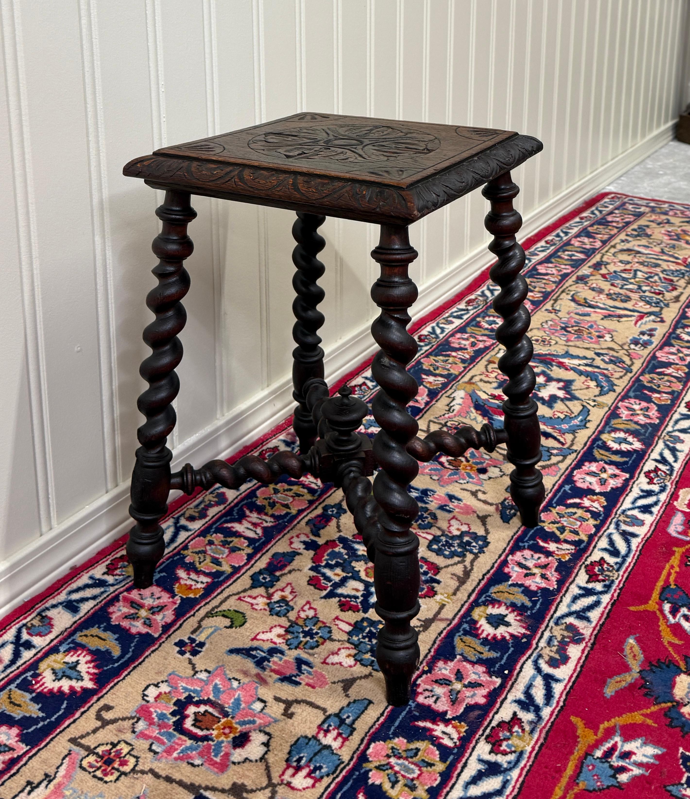 Antique English Stool Footstool Bench Carved Top Barley Twist Legs Oak c. 1920s im Angebot 1