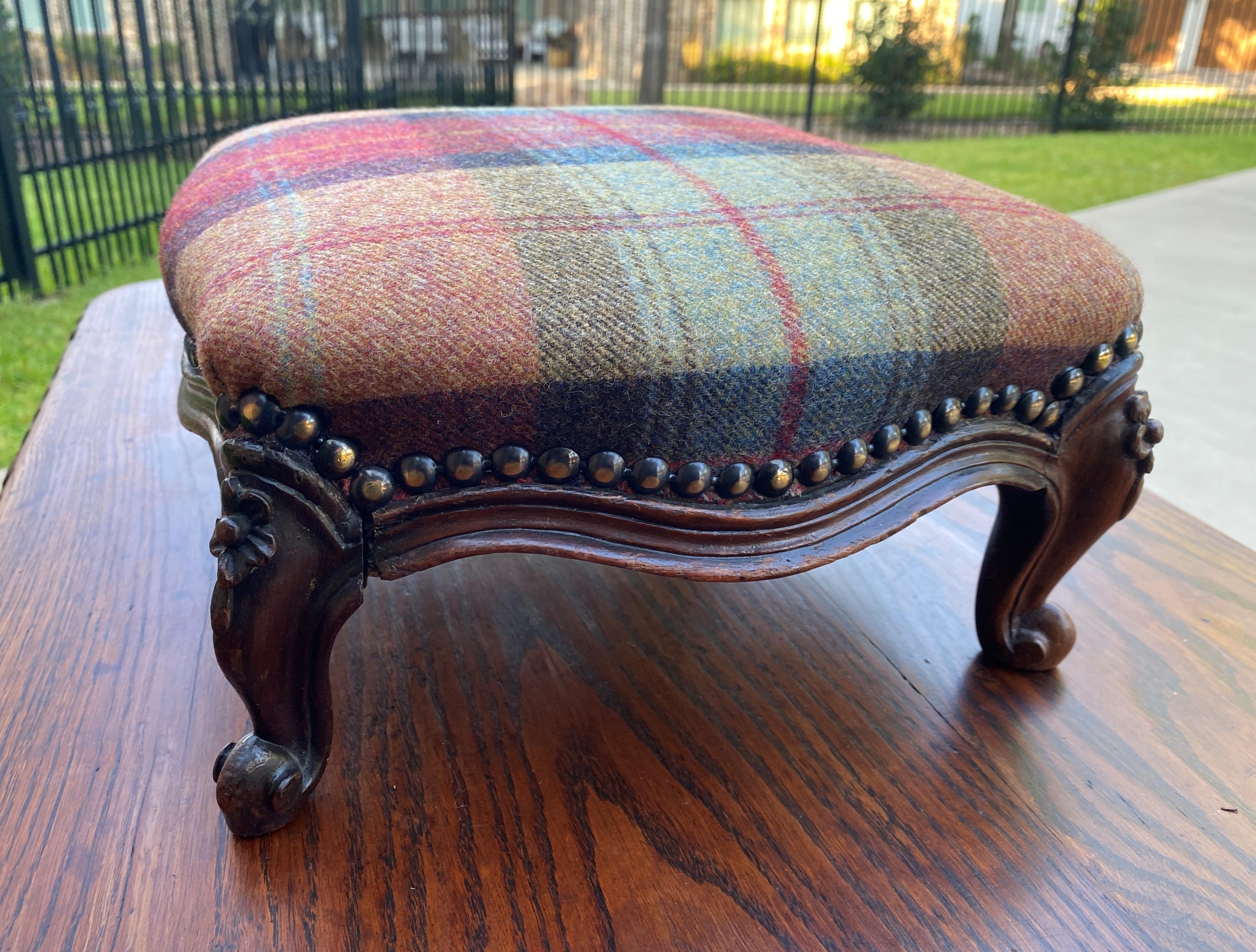 Antique English Stool Footstool Oak Plaid Wool Upholstered Green Gold Red Blue In Good Condition In Tyler, TX